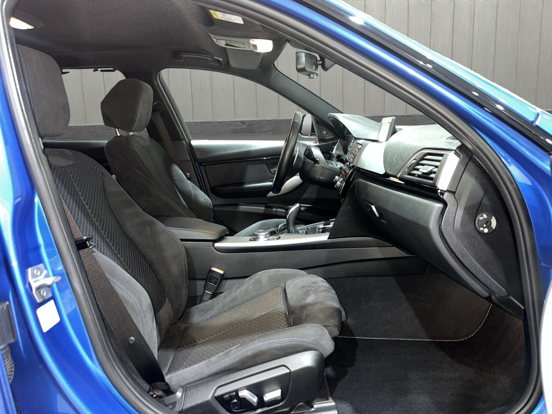 BMW 330i xDrive Touring Edition M Sport Steptronic-image-17