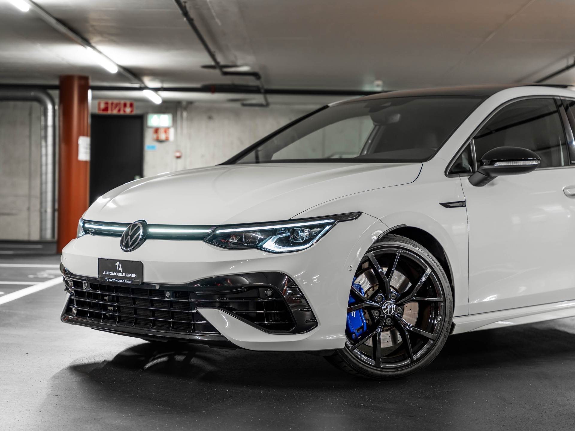 VW Golf 2.0 TSI R DSG 4Motion-image-1