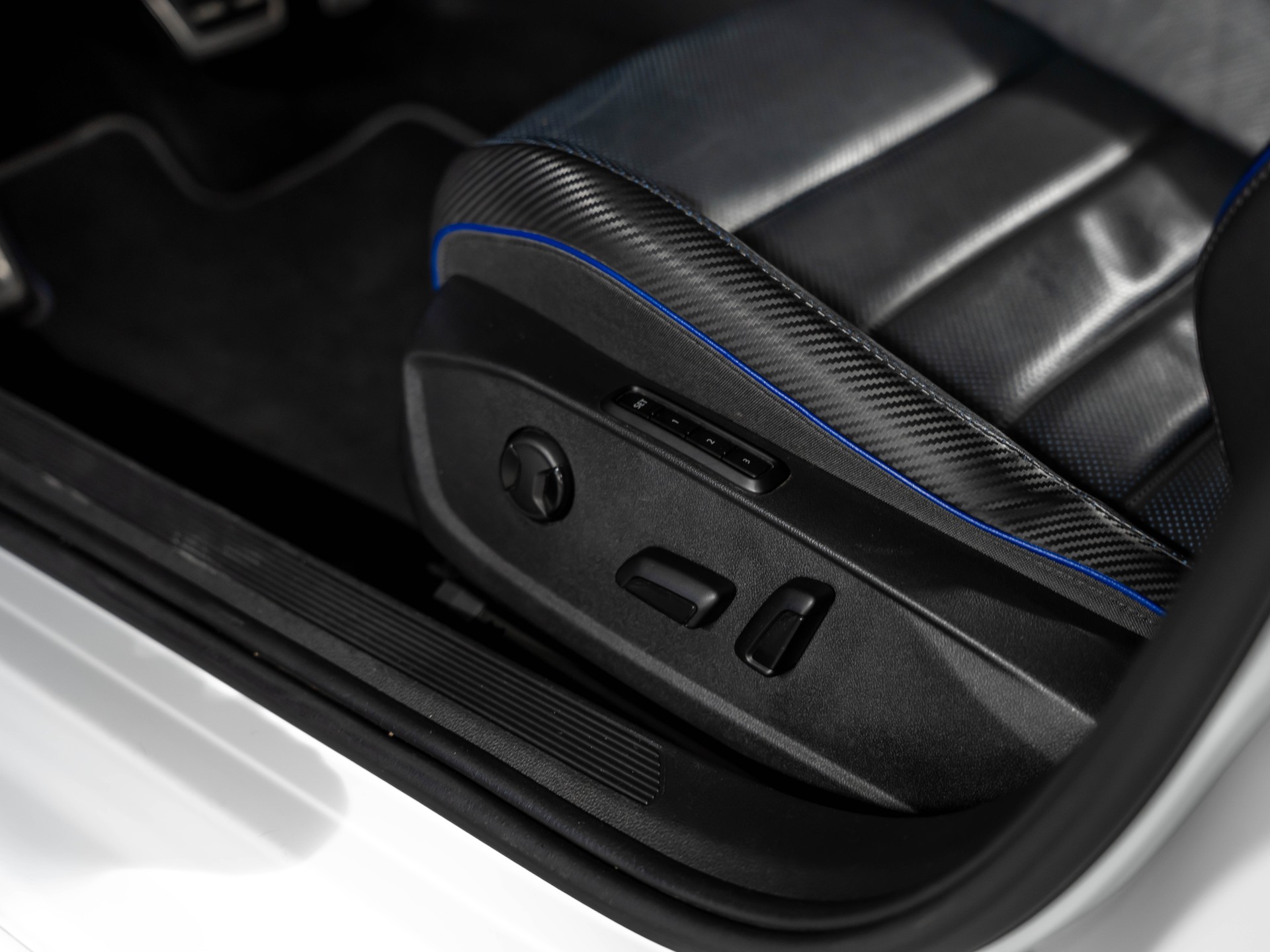 VW Golf 2.0 TSI R DSG 4Motion-image-24