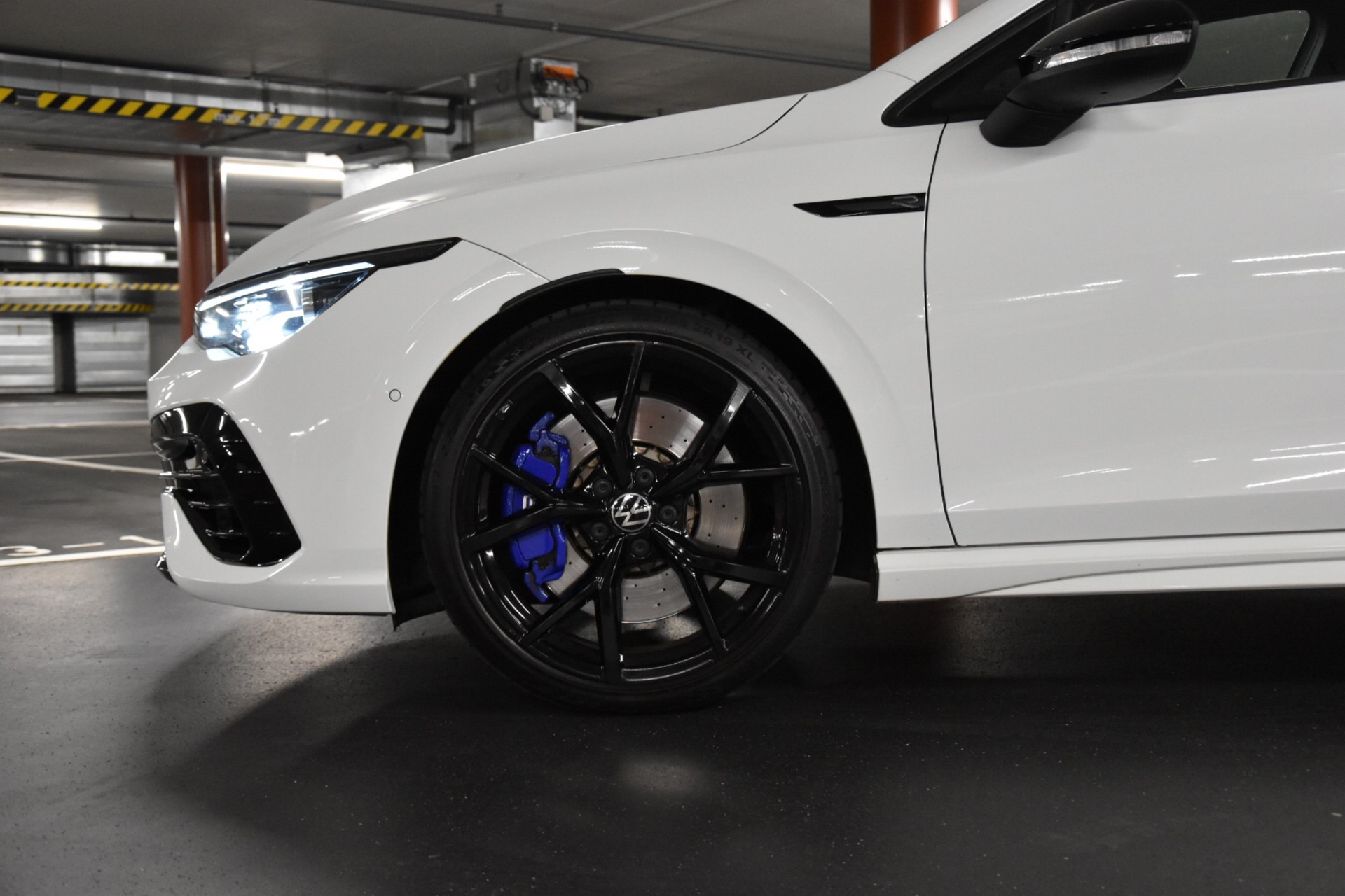 VW Golf 2.0 TSI R DSG 4Motion-showroom-element-2