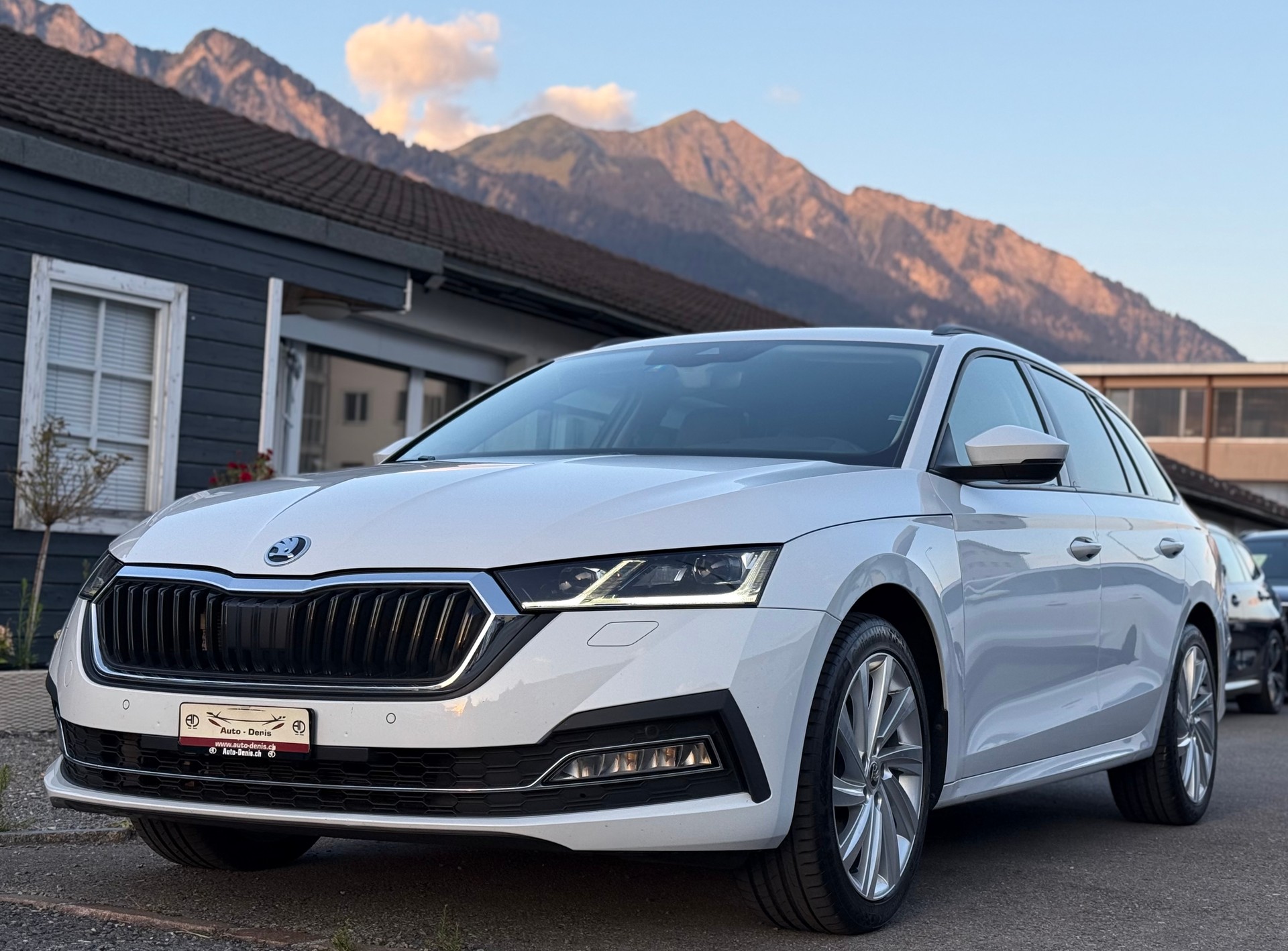 SKODA Octavia Combi 2.0 TDI 200 Style 4x4 DSG *Traumausstattung*-image-1