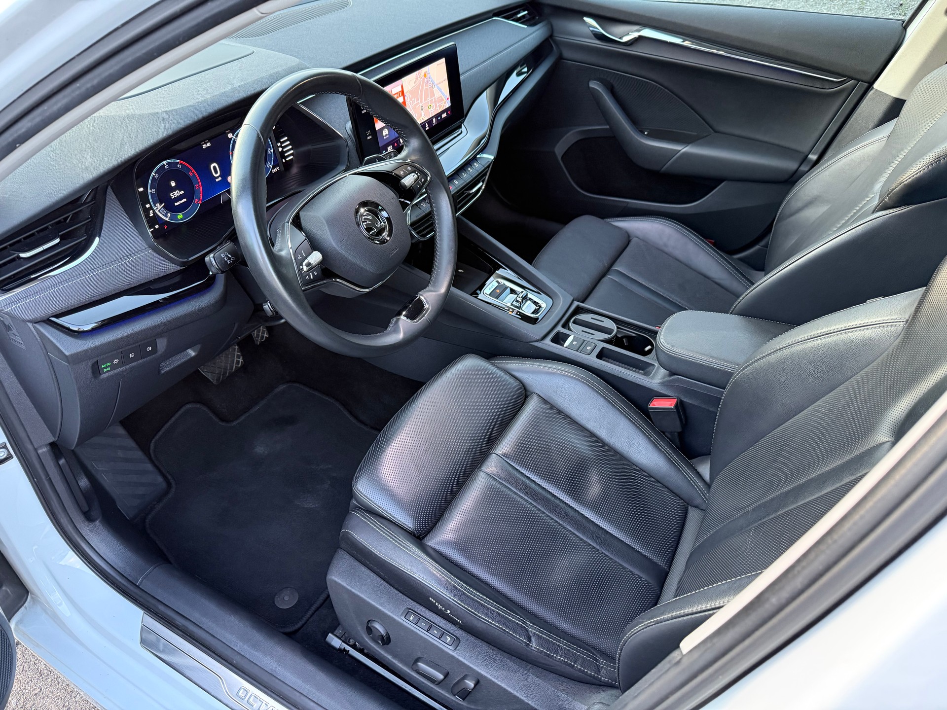 SKODA Octavia Combi 2.0 TDI 200 Style 4x4 DSG *Traumausstattung*-image-10