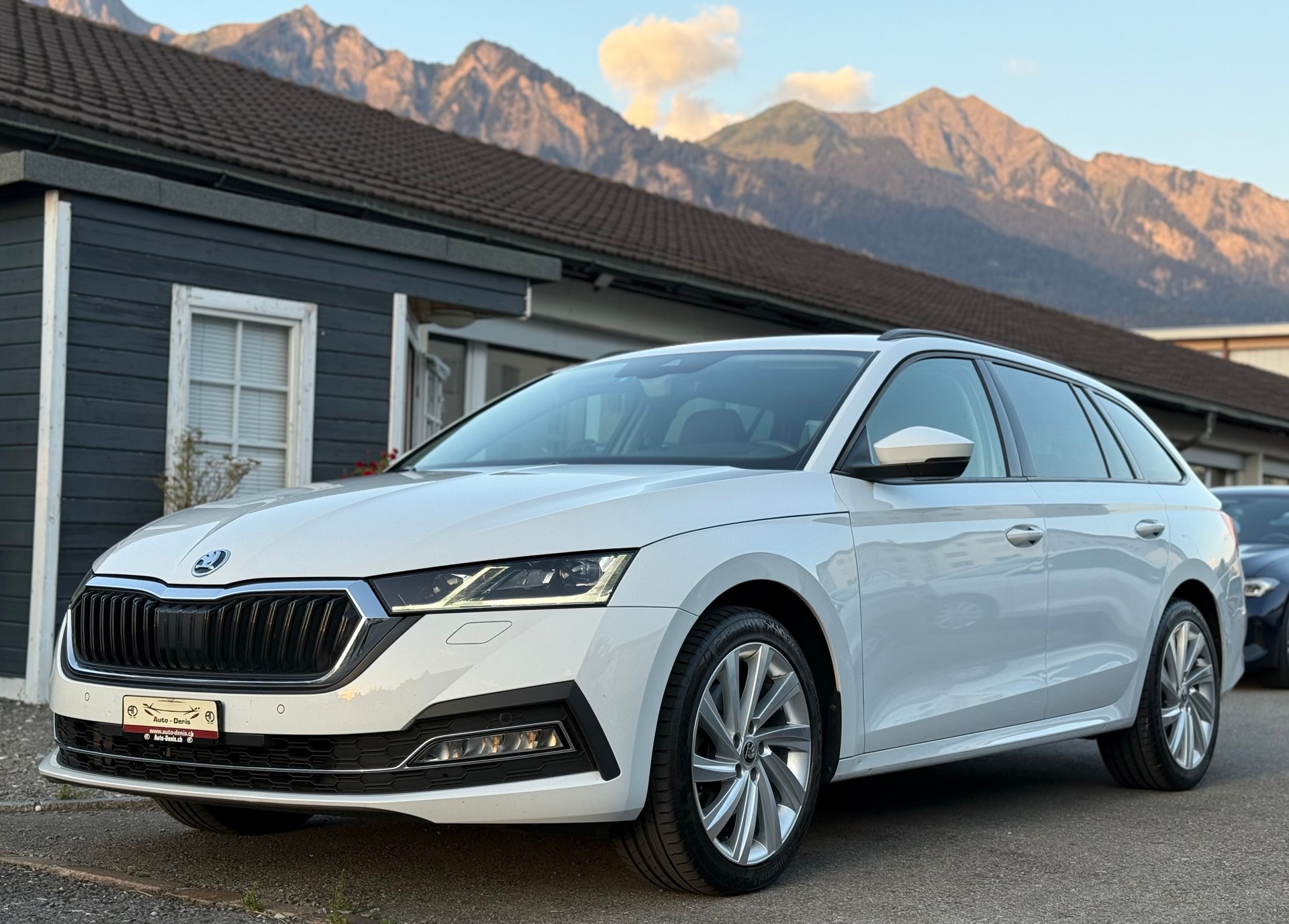 SKODA Octavia Combi 2.0 TDI 200 Style 4x4 DSG *Traumausstattung*-image-0