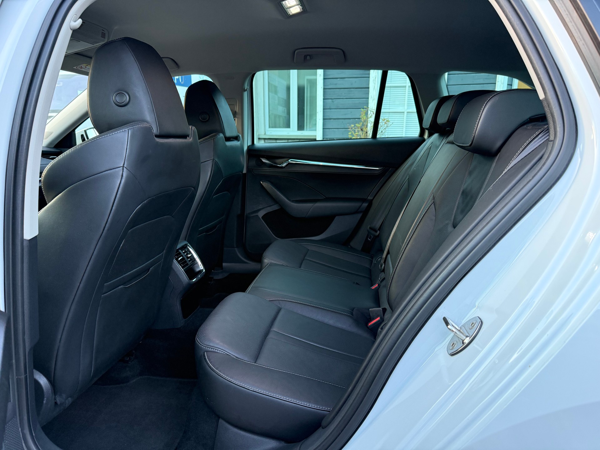 SKODA Octavia Combi 2.0 TDI 200 Style 4x4 DSG *Traumausstattung*-image-12