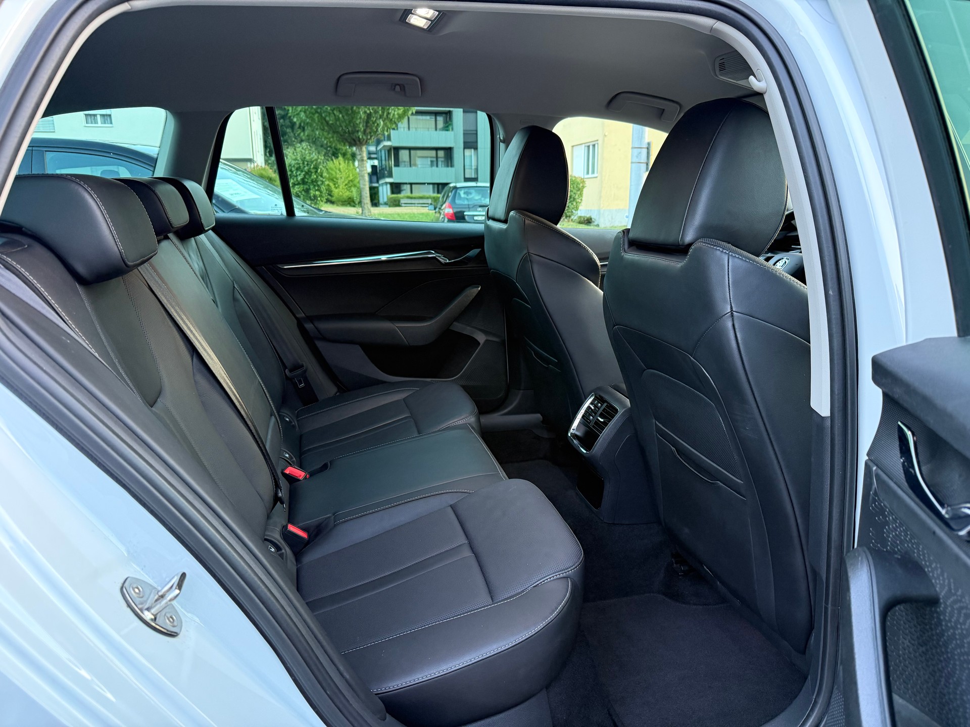 SKODA Octavia Combi 2.0 TDI 200 Style 4x4 DSG *Traumausstattung*-image-15