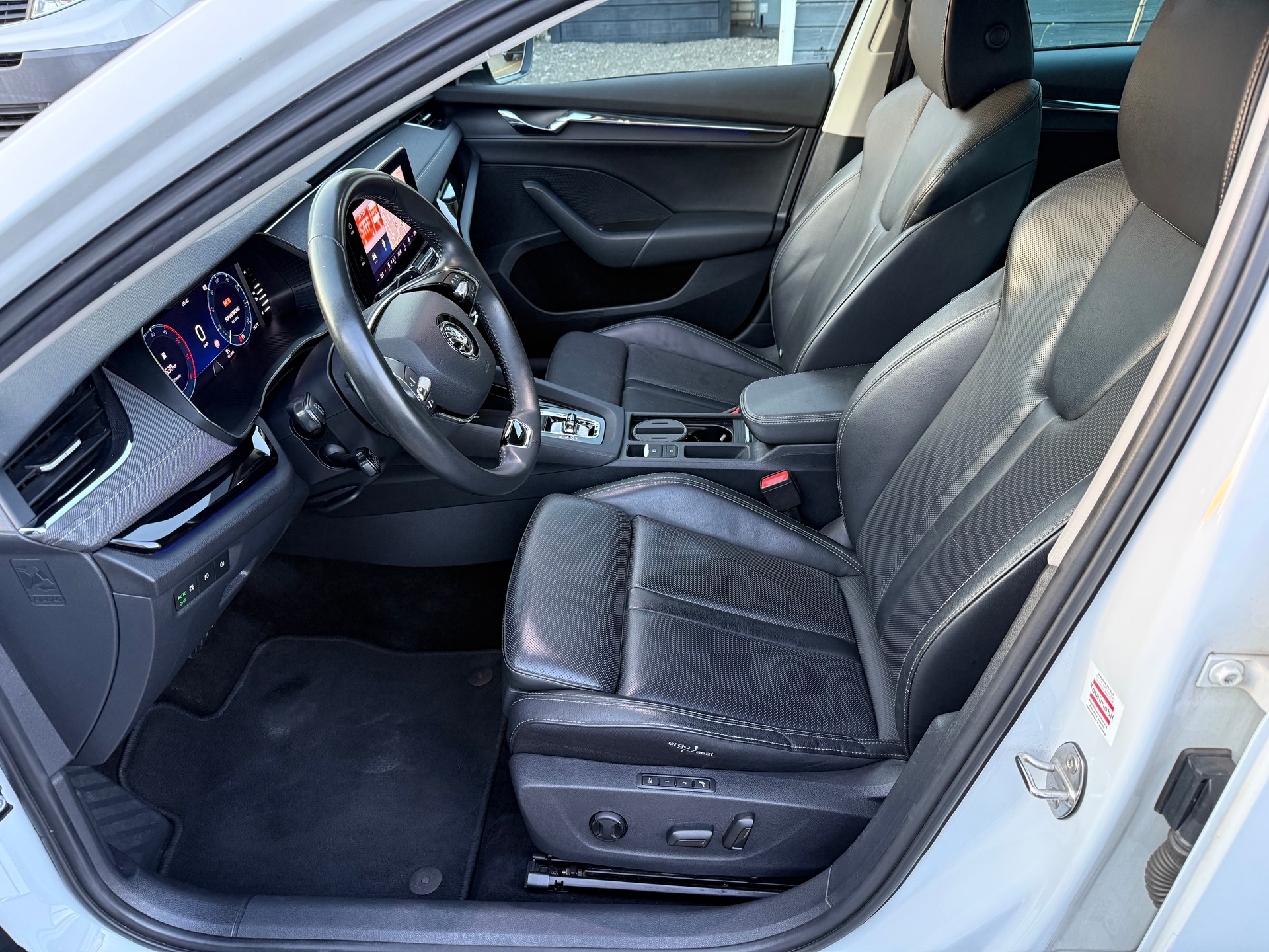 SKODA Octavia Combi 2.0 TDI 200 Style 4x4 DSG *Traumausstattung*-image-9