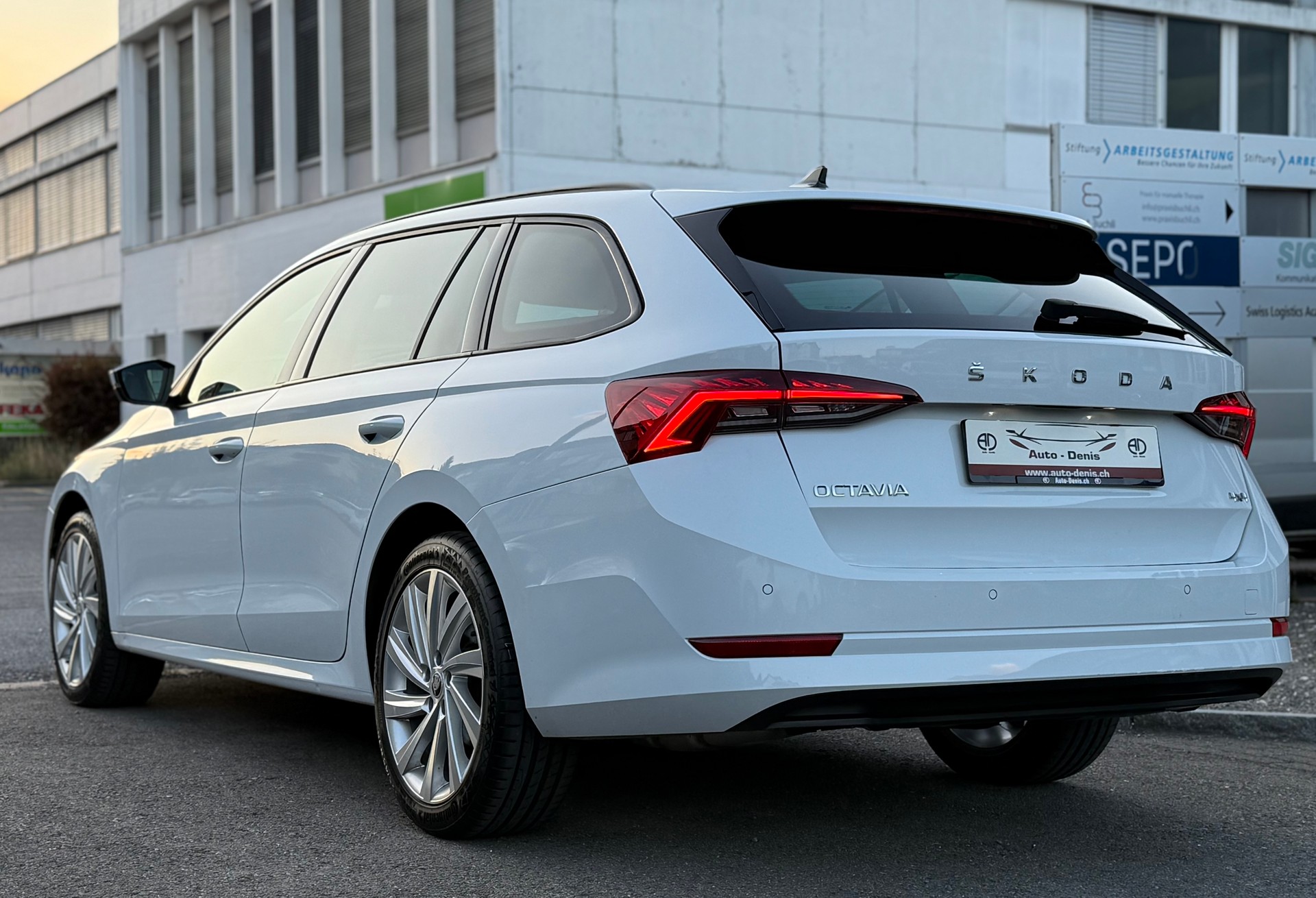 SKODA Octavia Combi 2.0 TDI 200 Style 4x4 DSG *Traumausstattung*-image-6