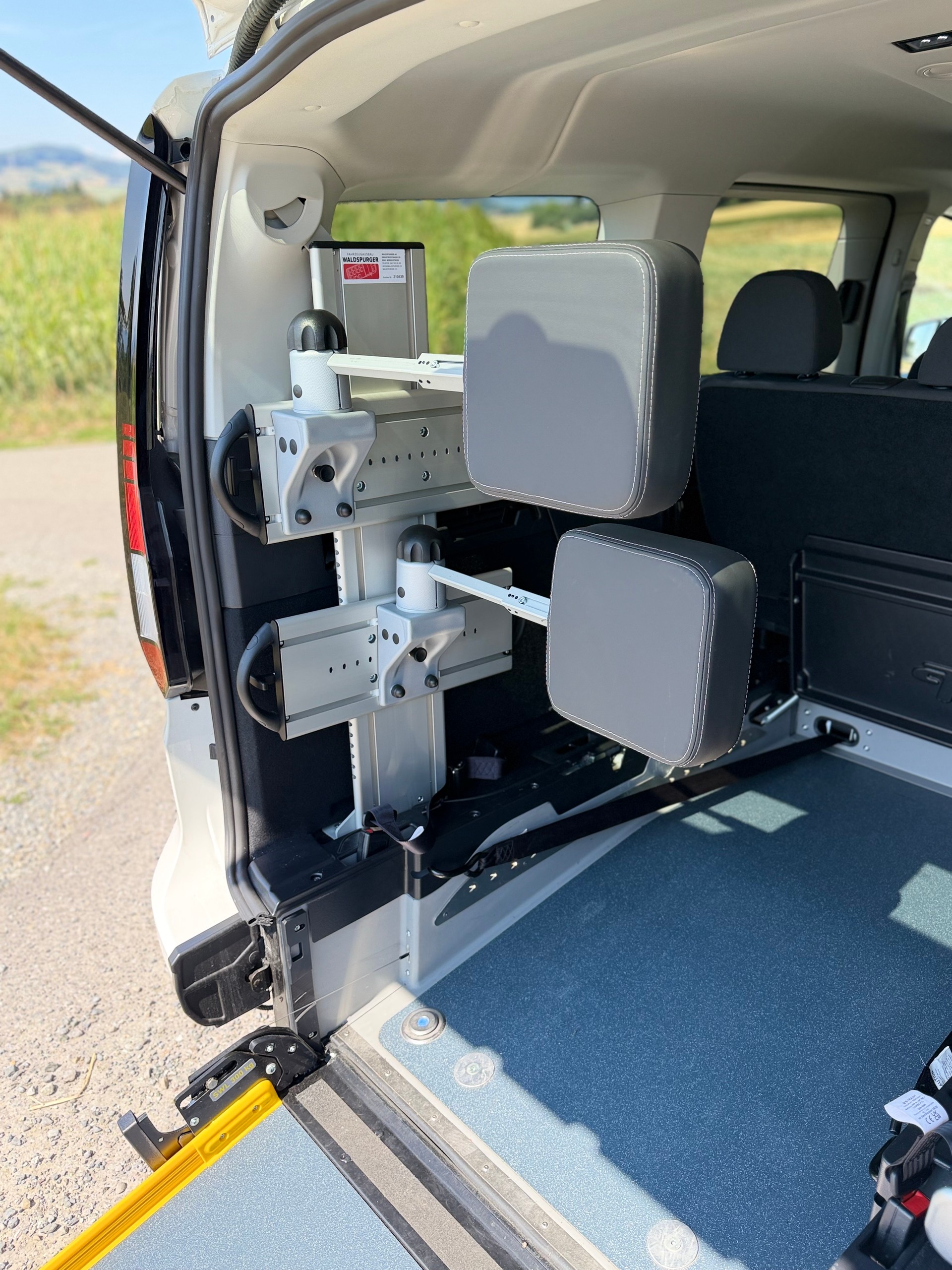 VW 1.5 TSI Liberty DSG Maxi von Waldspurger AG 8-fach bereift Fahrzeug wurde nicht bei der IV angemeldet-image-1