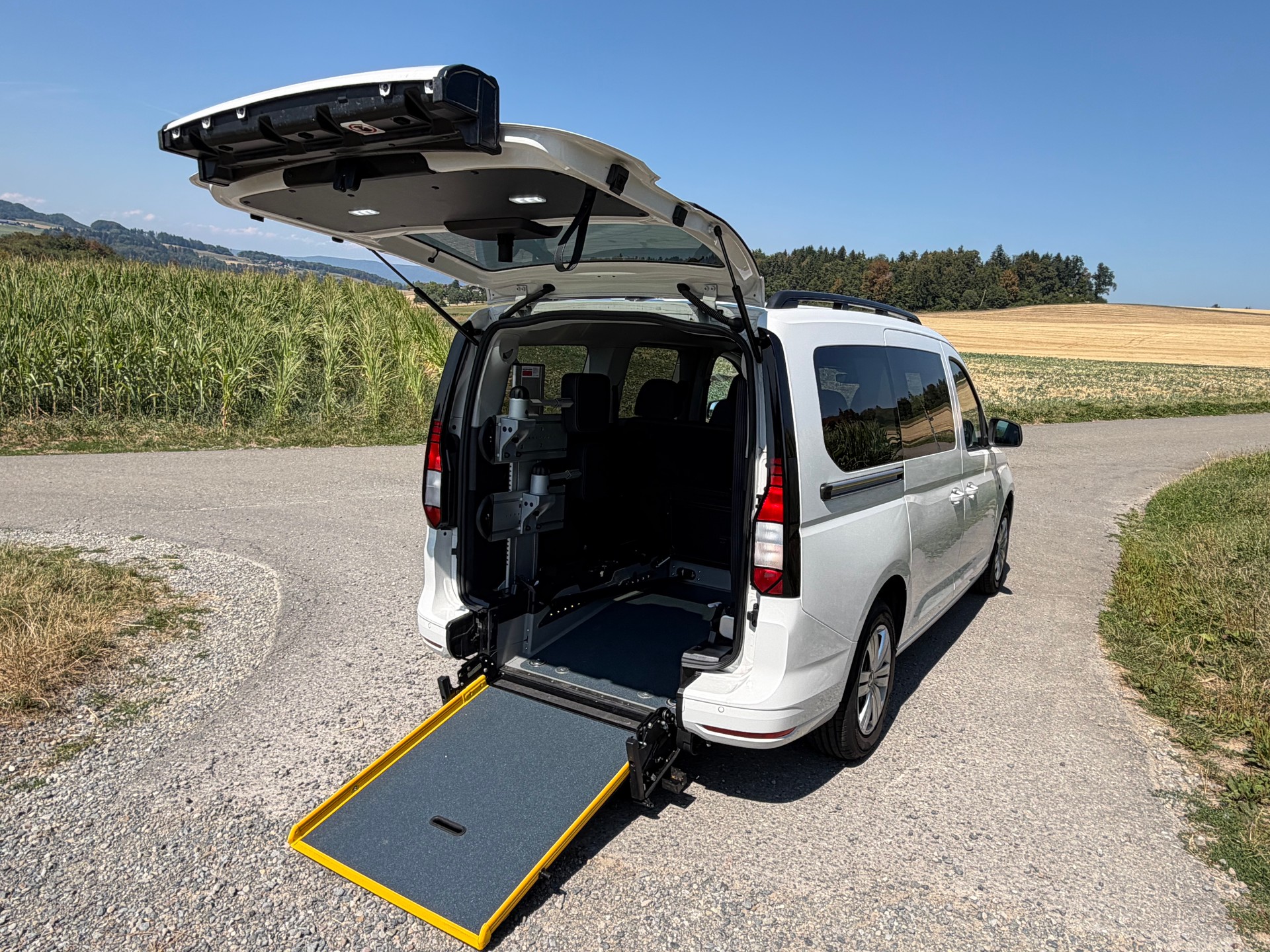 VW 1.5 TSI Liberty DSG Maxi von Waldspurger AG 8-fach bereift Fahrzeug wurde nicht bei der IV angemeldet-image-0