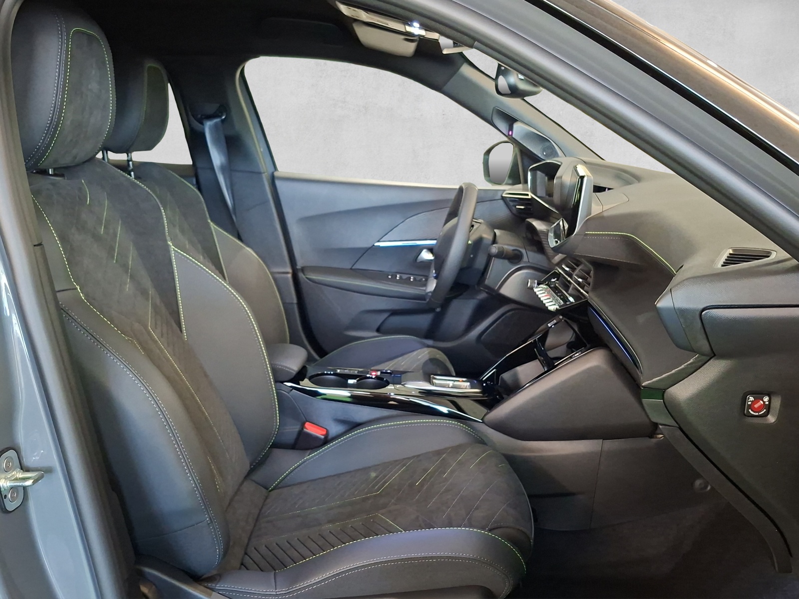 PEUGEOT 2008 1.2 Hybrid 145 GT Exclusive-image-12