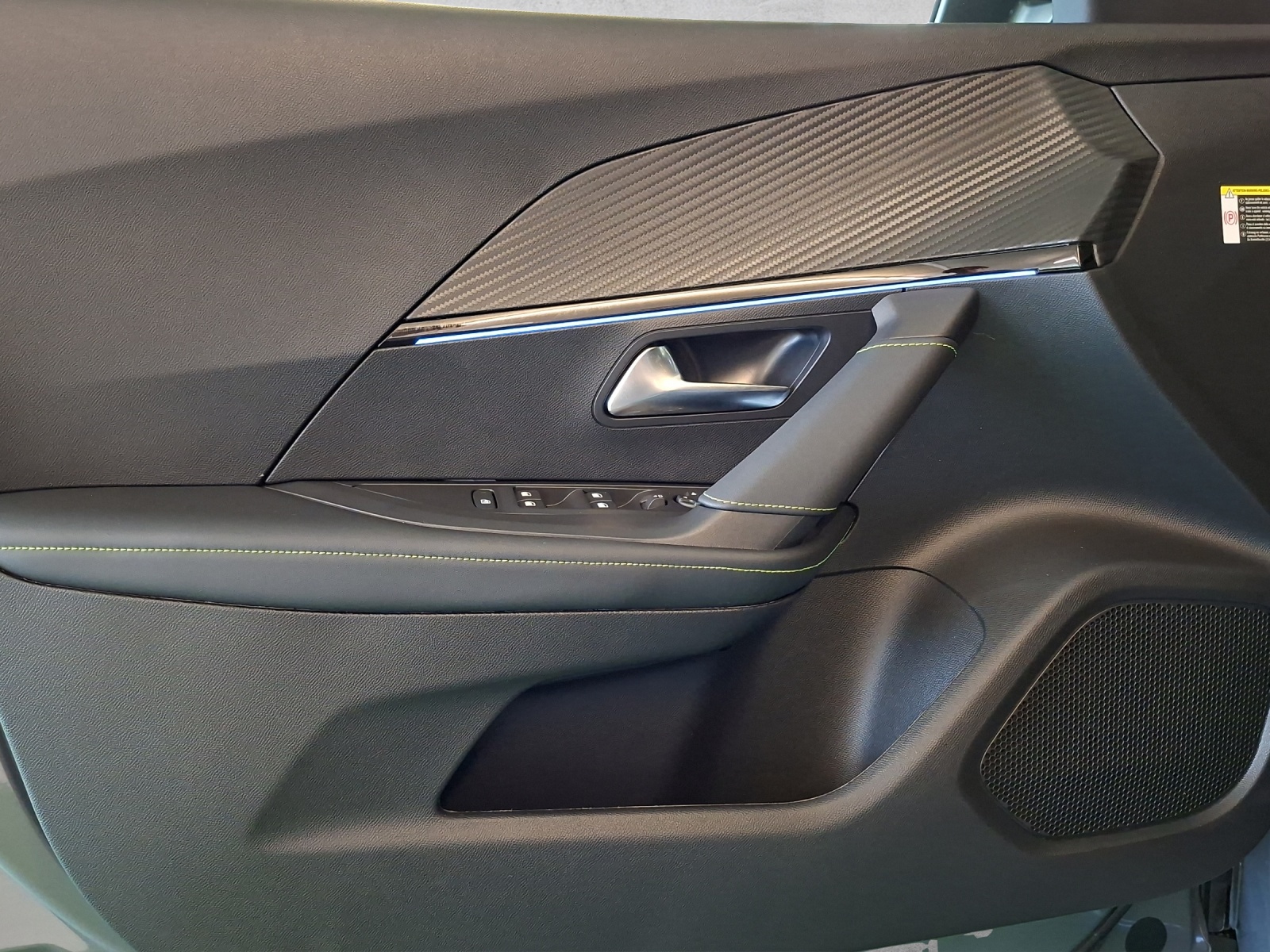 PEUGEOT 2008 1.2 Hybrid 145 GT Exclusive-image-10