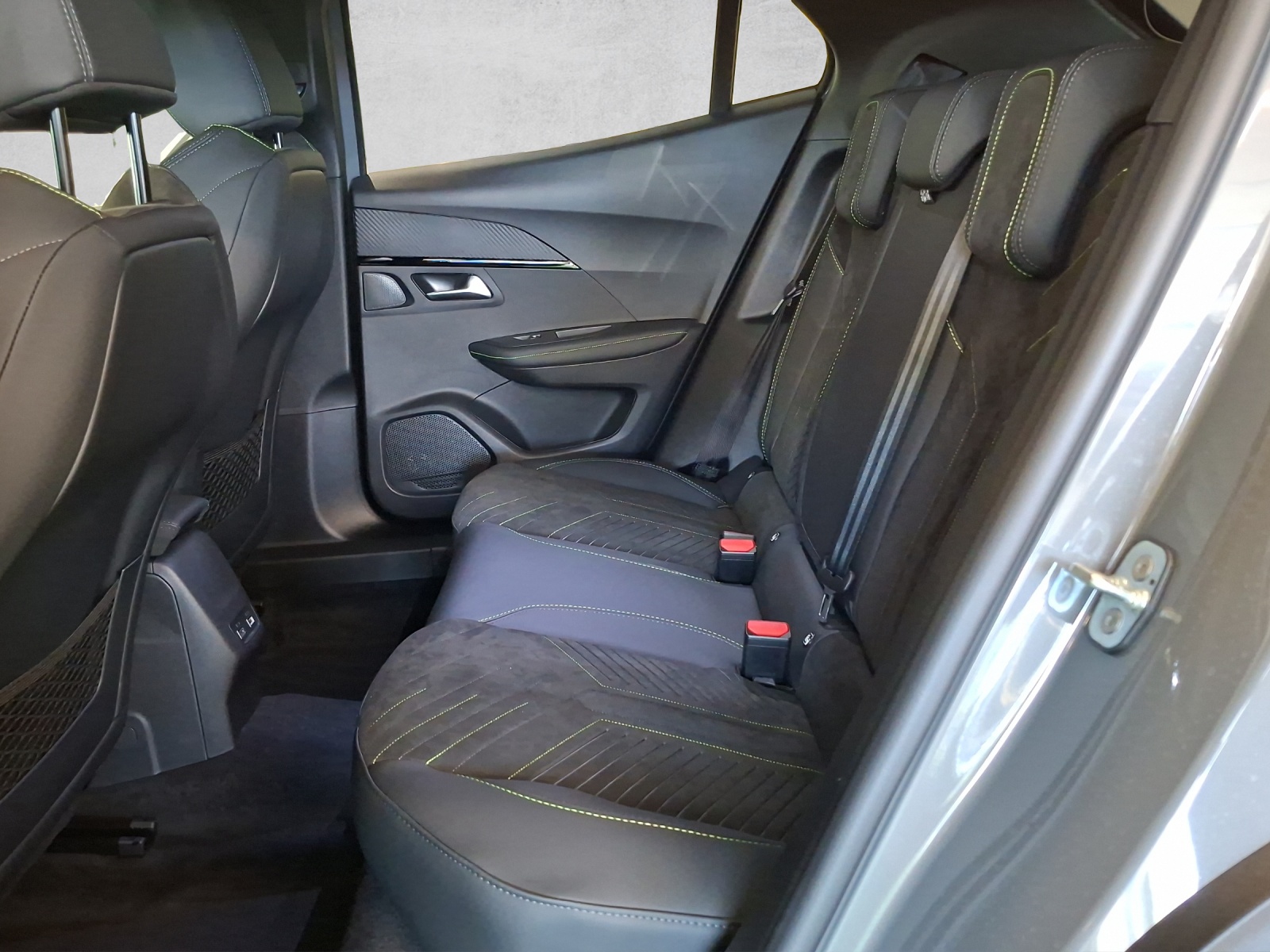 PEUGEOT 2008 1.2 Hybrid 145 GT Exclusive-image-13