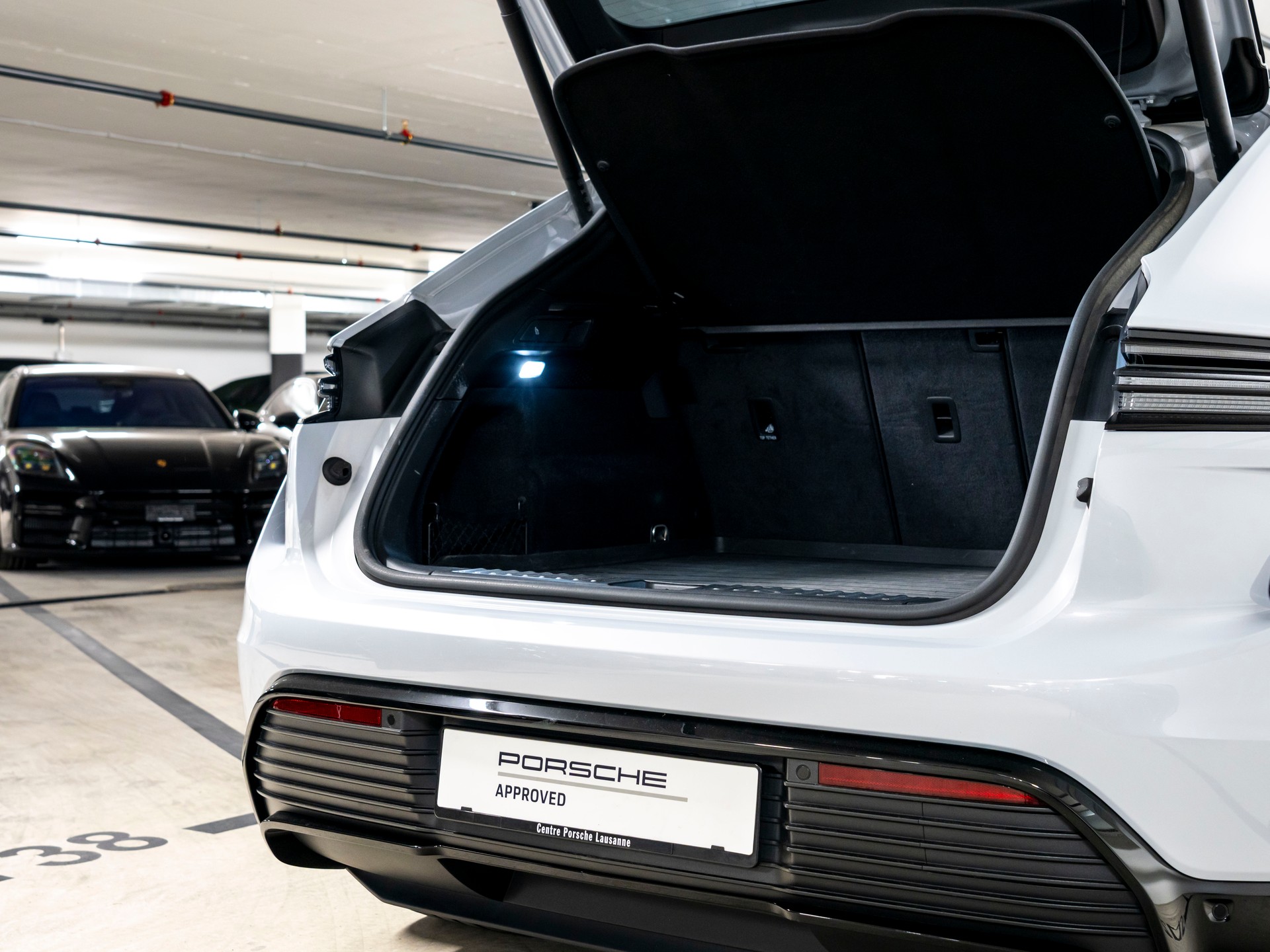 PORSCHE Macan Turbo 100kWh-image-6