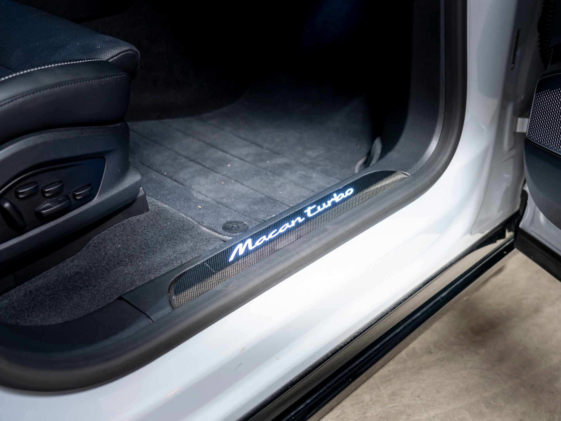 PORSCHE Macan Turbo 100kWh-image-25
