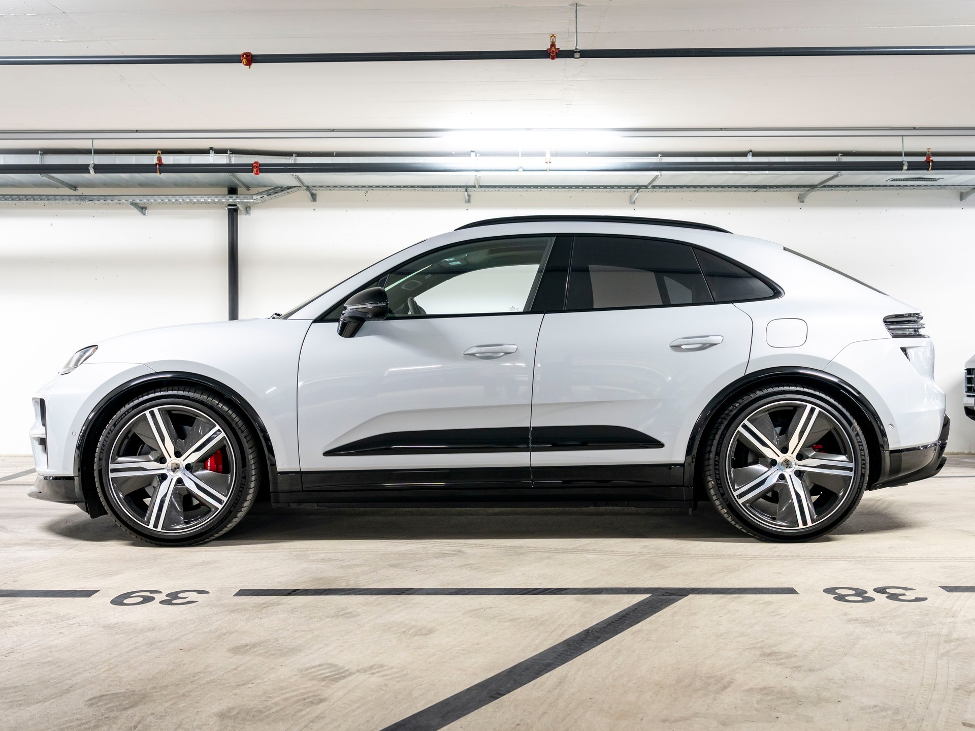 PORSCHE Macan Turbo 100kWh-image-1