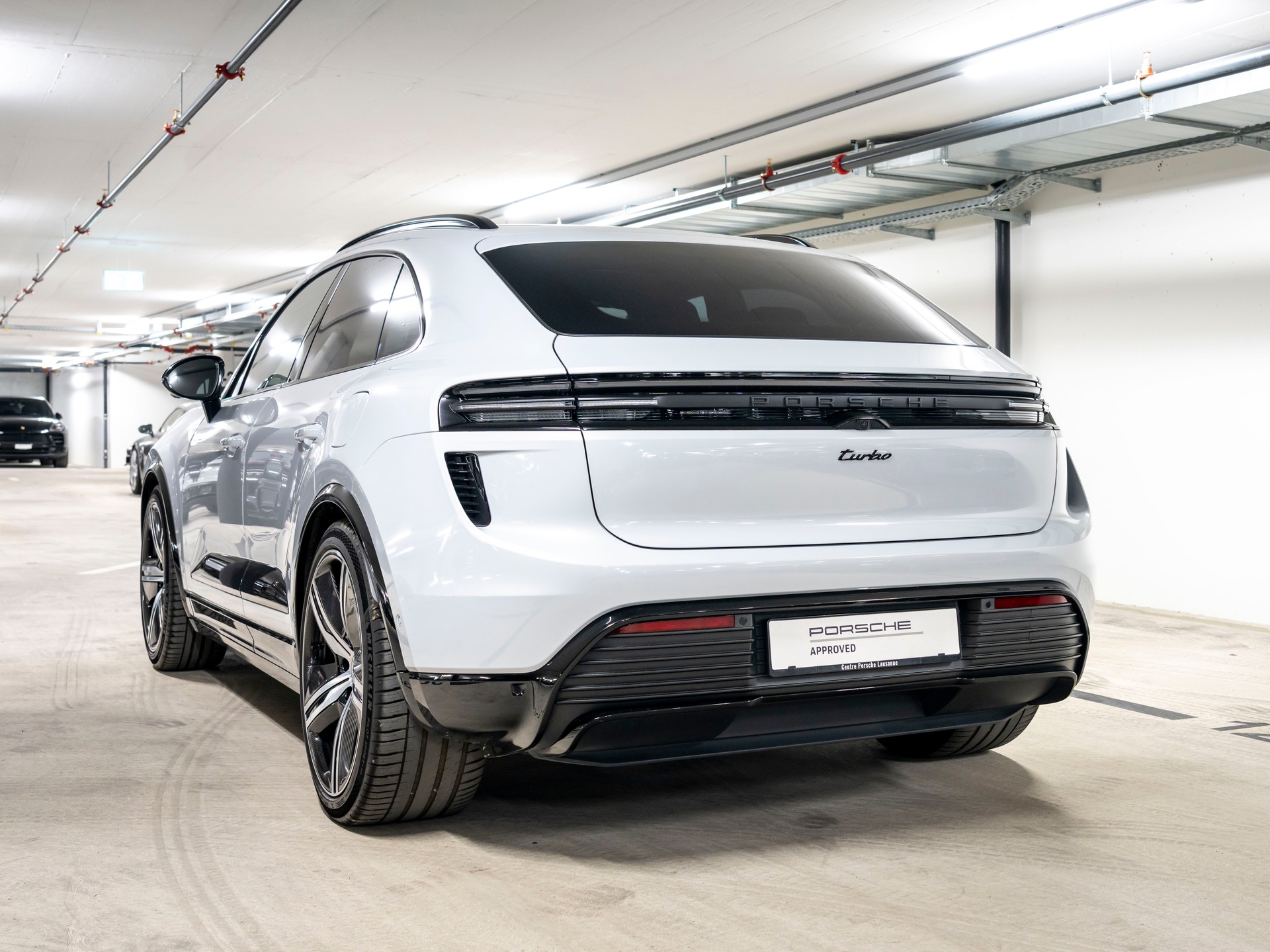 PORSCHE Macan Turbo 100kWh-image-2