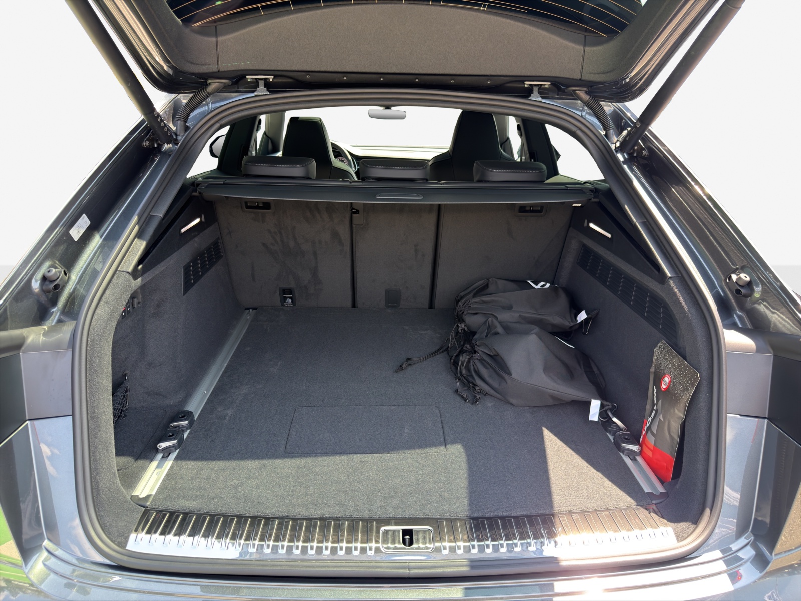 AUDI Q8 SUV TFSI e quattro 360 kW tiptronic-image-12