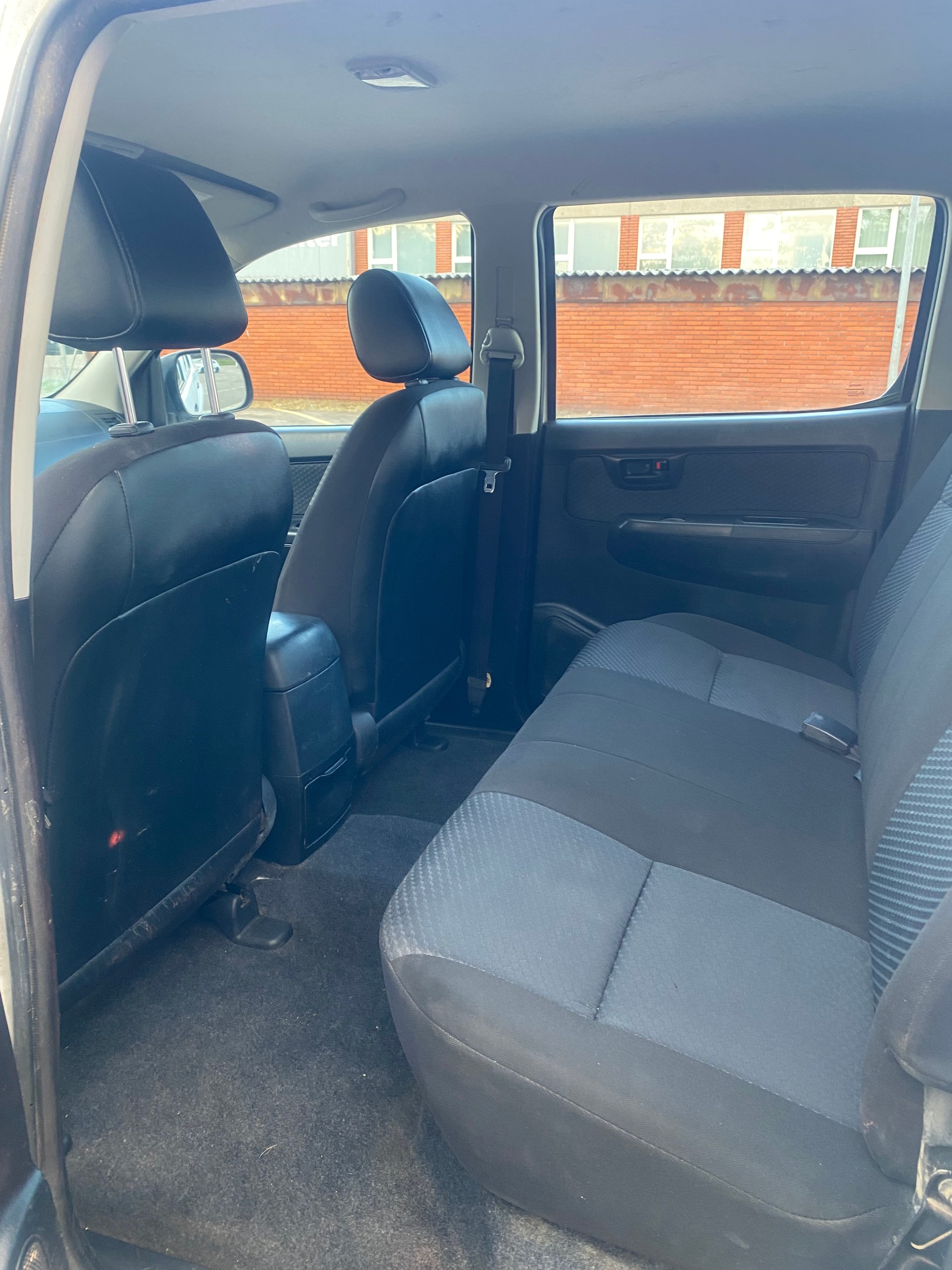 TOYOTA Hilux 2.5D 4WD Double Cab Luna-image-8
