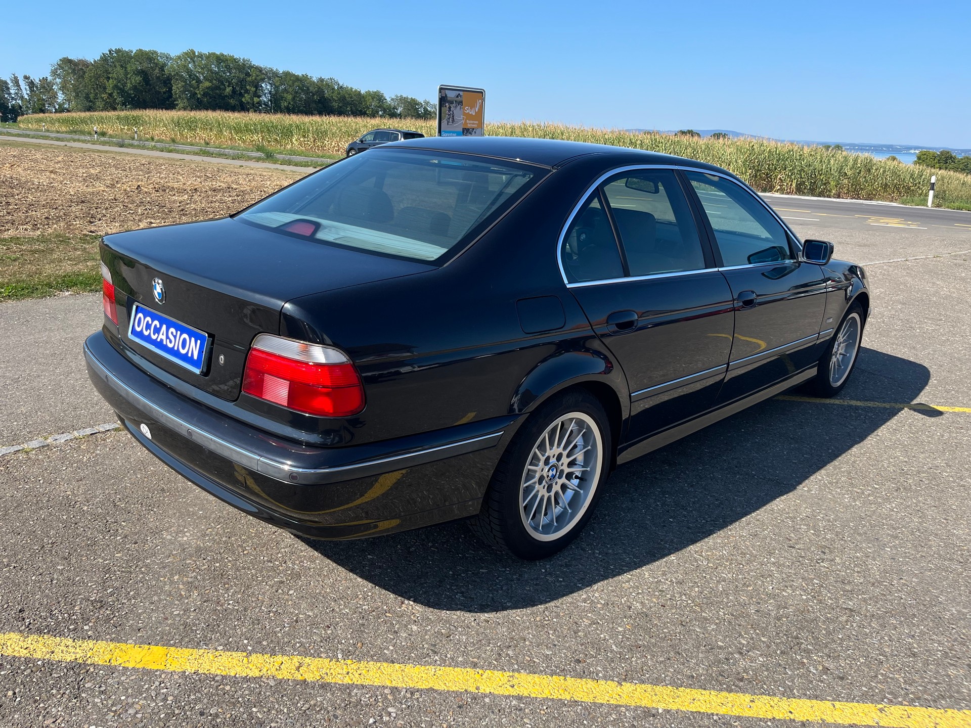 BMW 528i-image-5
