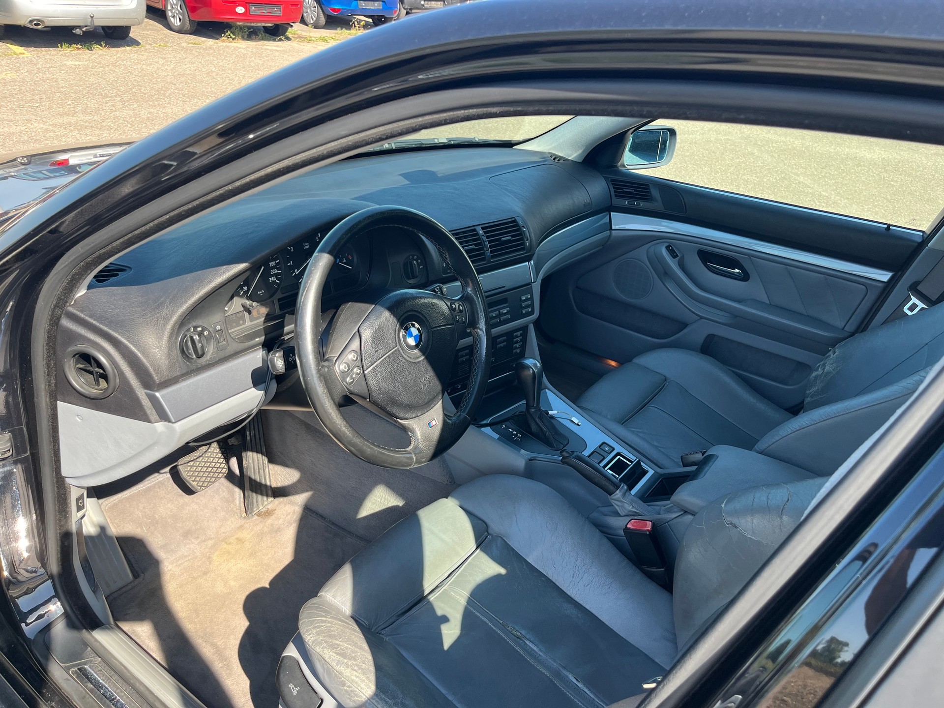 BMW 528i-image-7
