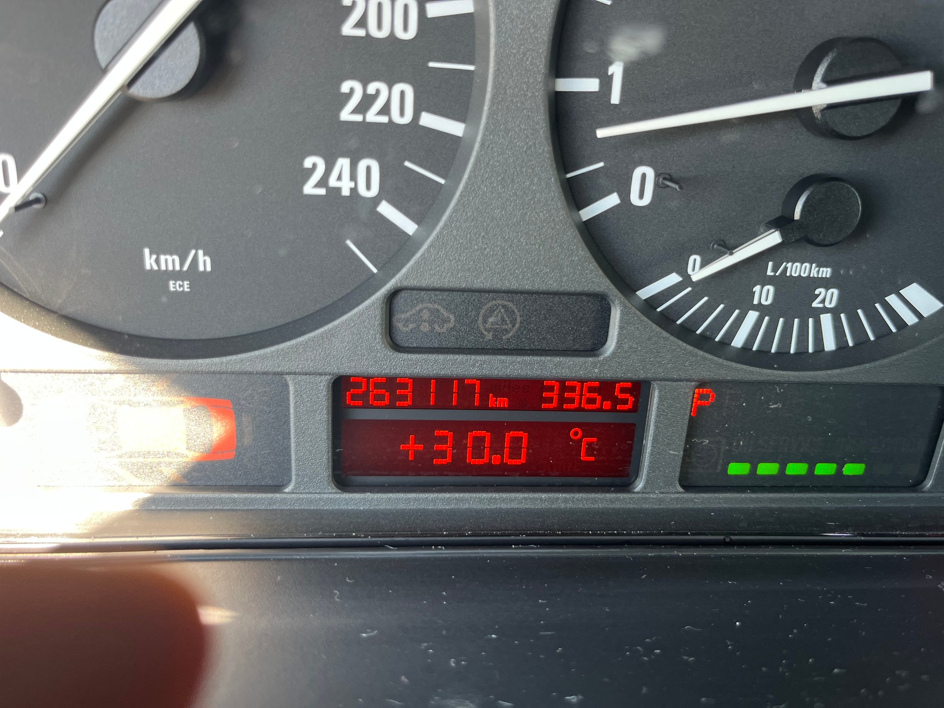BMW 528i-image-12