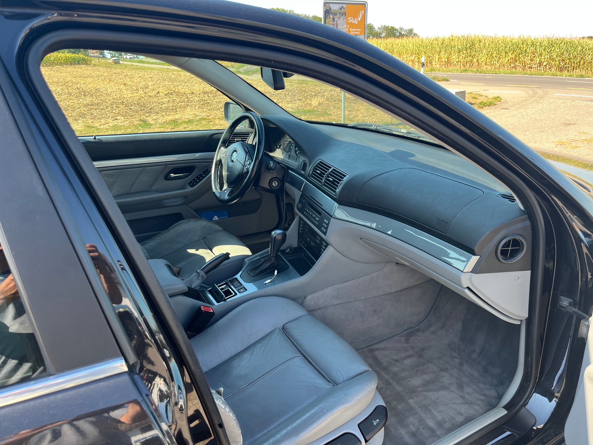 BMW 528i-image-6