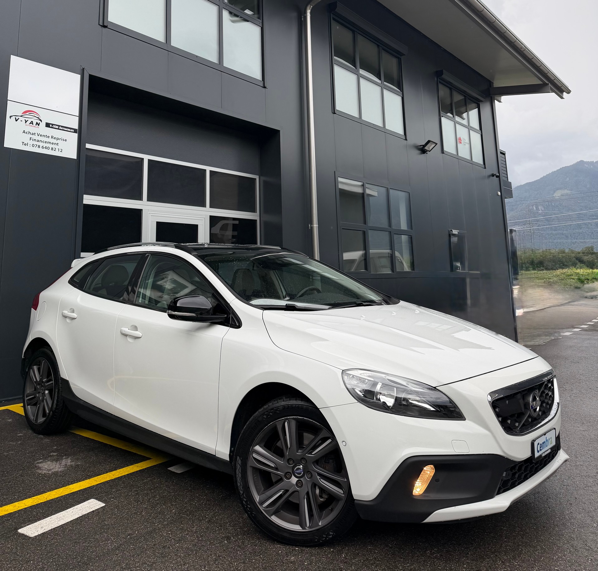VOLVO V40 Cross Country T5 AWD Momentum Geartronic-image-1
