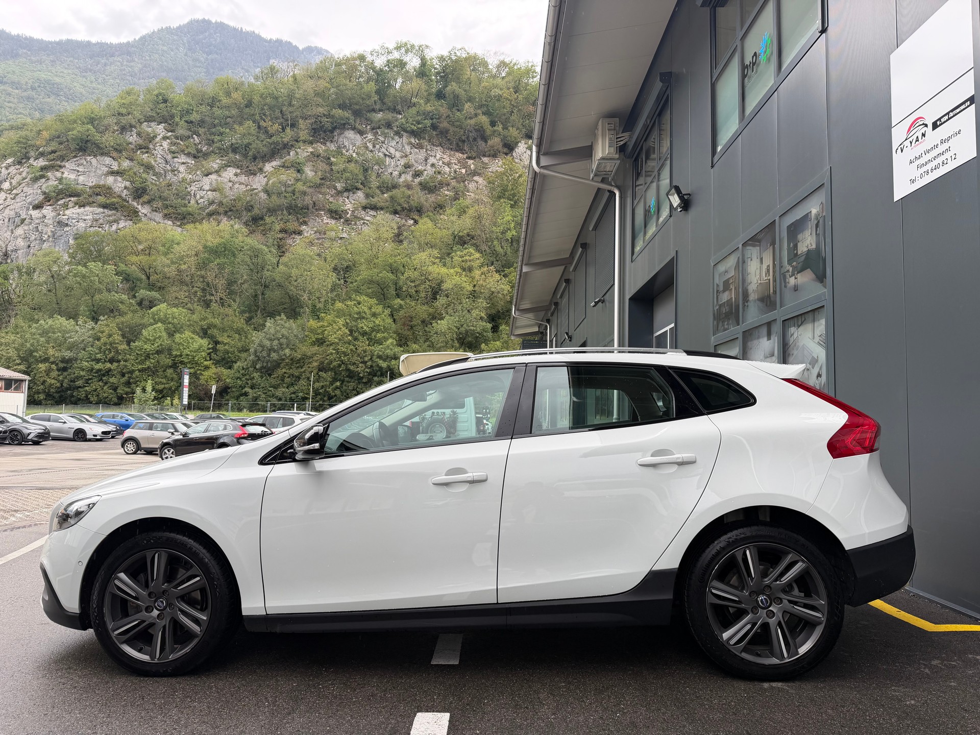 VOLVO V40 Cross Country T5 AWD Momentum Geartronic-image-3