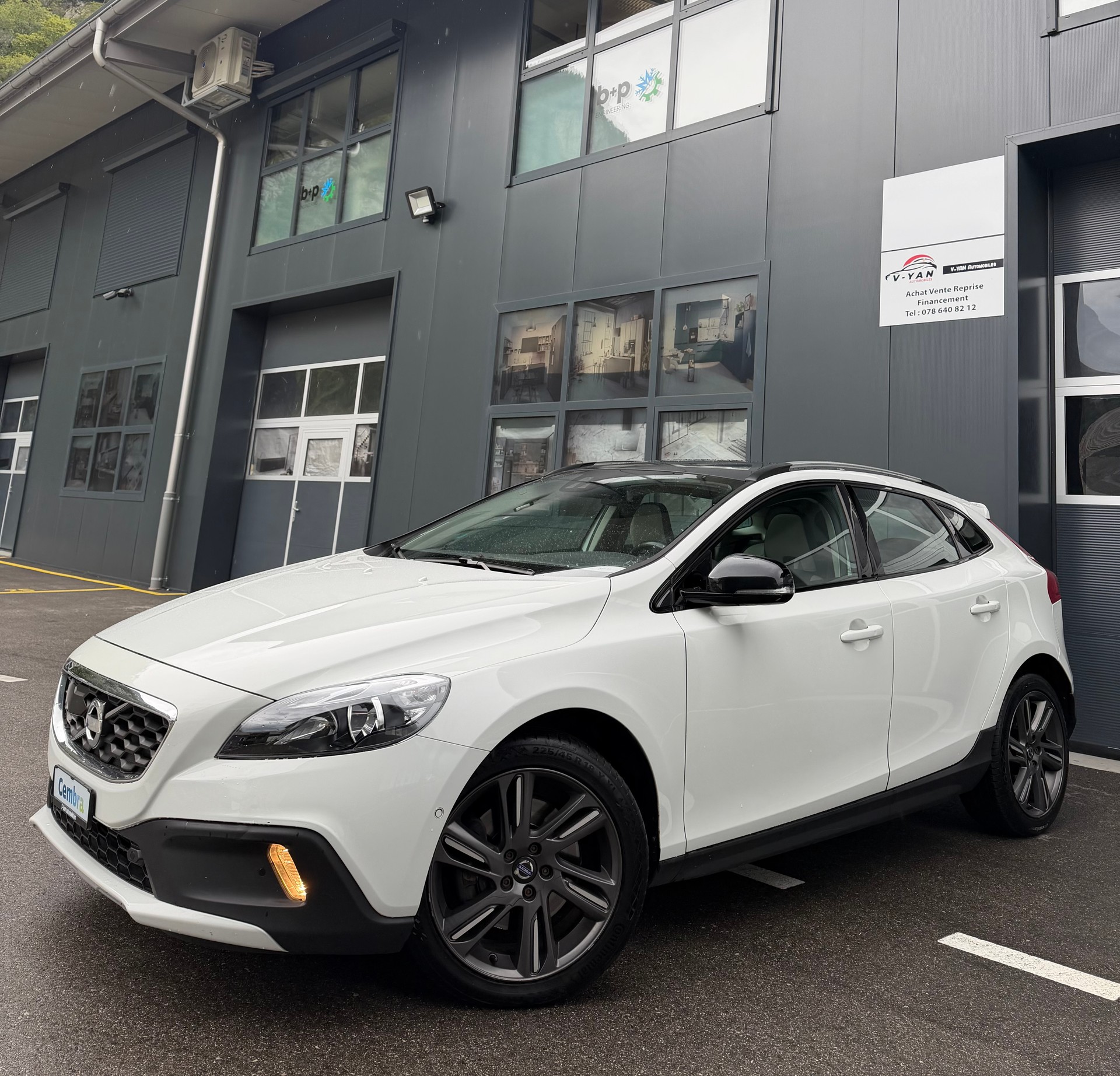 VOLVO V40 Cross Country T5 AWD Momentum Geartronic-image-0