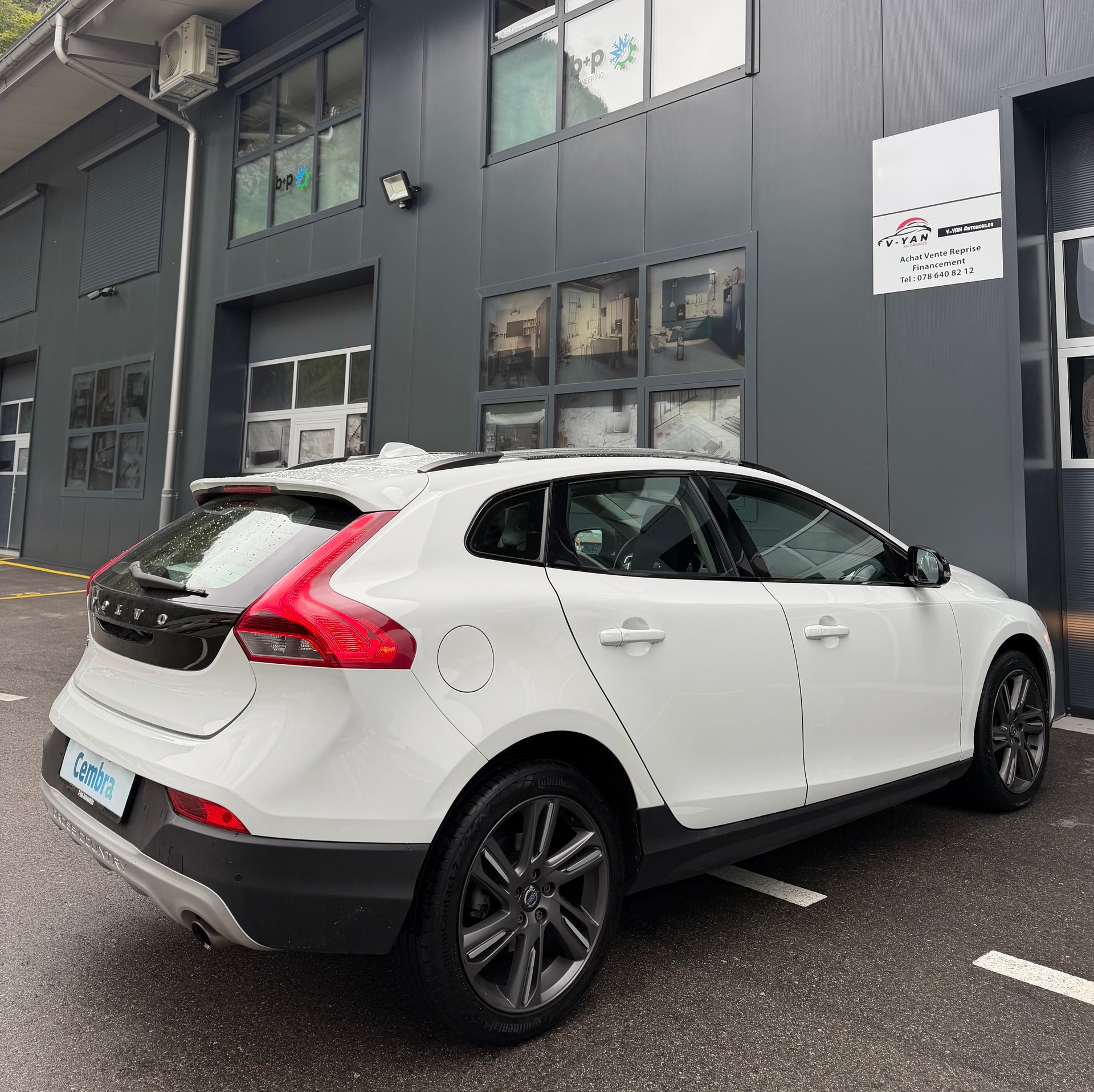 VOLVO V40 Cross Country T5 AWD Momentum Geartronic-image-6