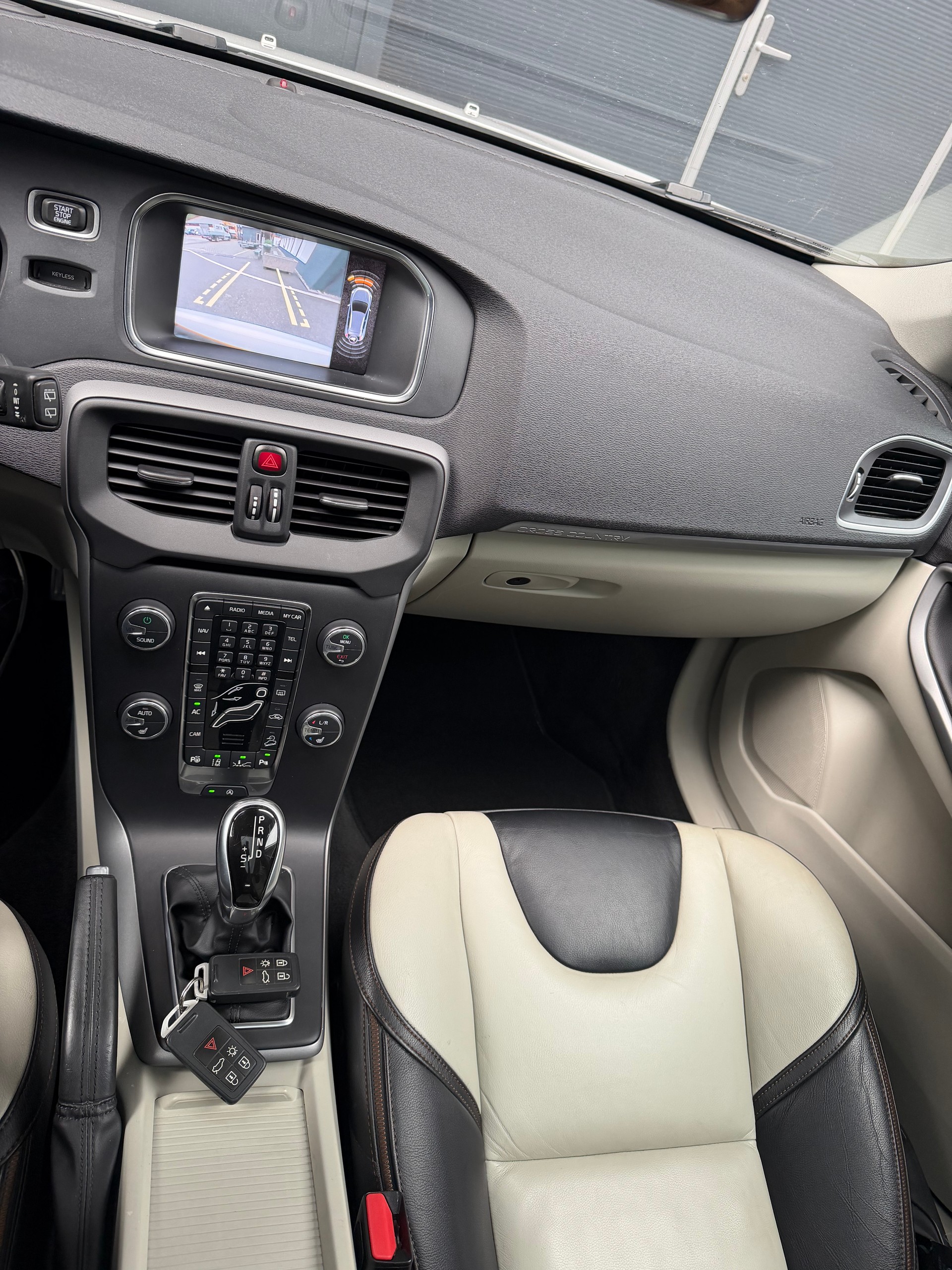 VOLVO V40 Cross Country T5 AWD Momentum Geartronic-image-14