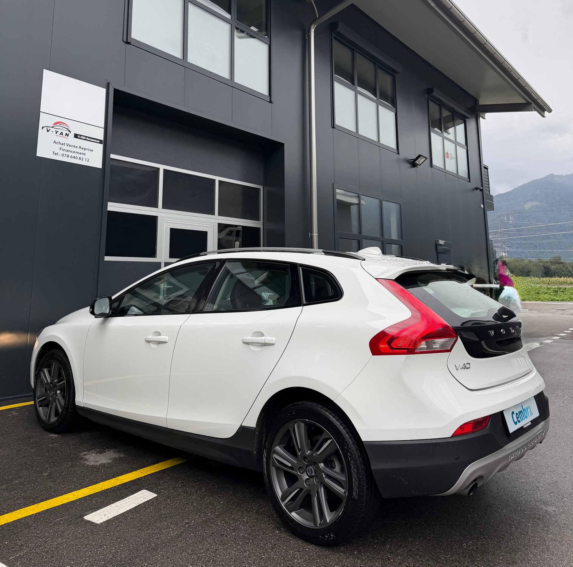 VOLVO V40 Cross Country T5 AWD Momentum Geartronic-image-4