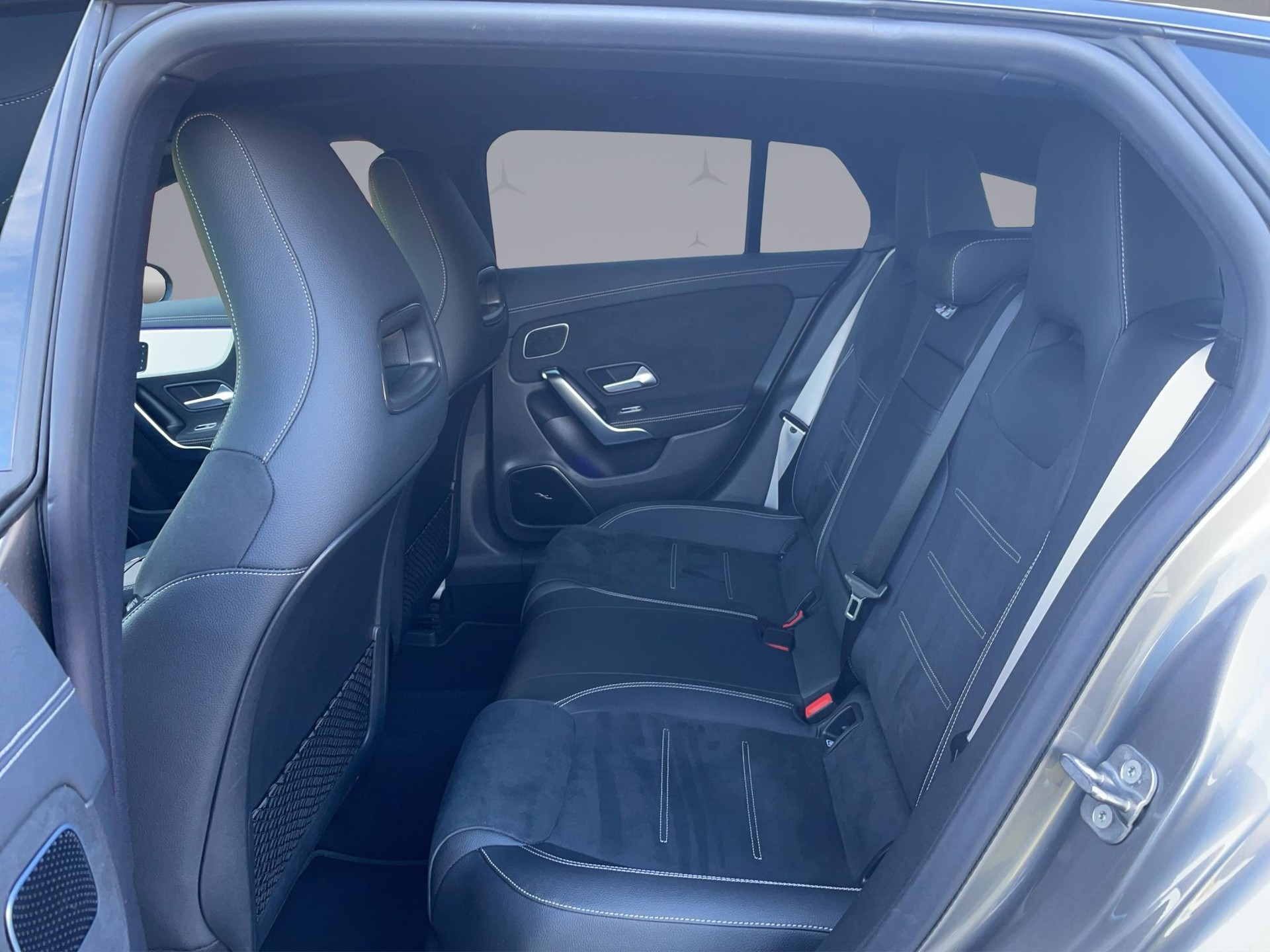 MERCEDES-BENZ CLA 250 Shooting Brake AMG Line 4matic-image-12