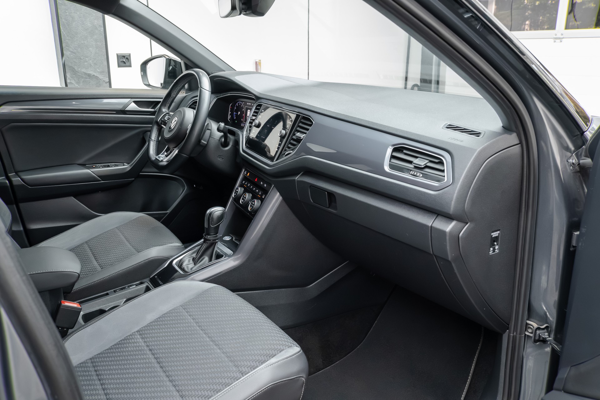 VW T-Roc 1.5 TSI EVO R-Line Sport DSG-image-8
