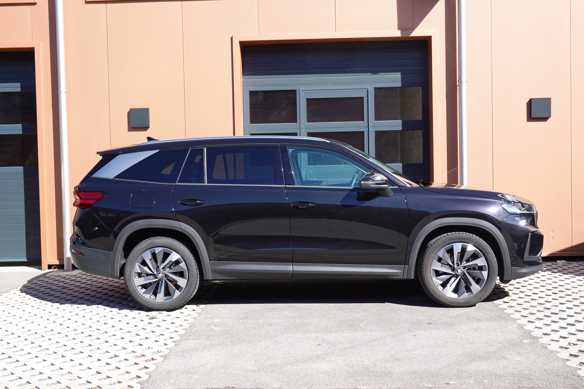 SKODA Kodiaq 1.5 TSI mHEV "* 7 Places * Crochet remorque * Caméra * Tempomat Adaptatif * Clim Auto * Hayon Electrique *"-image-3
