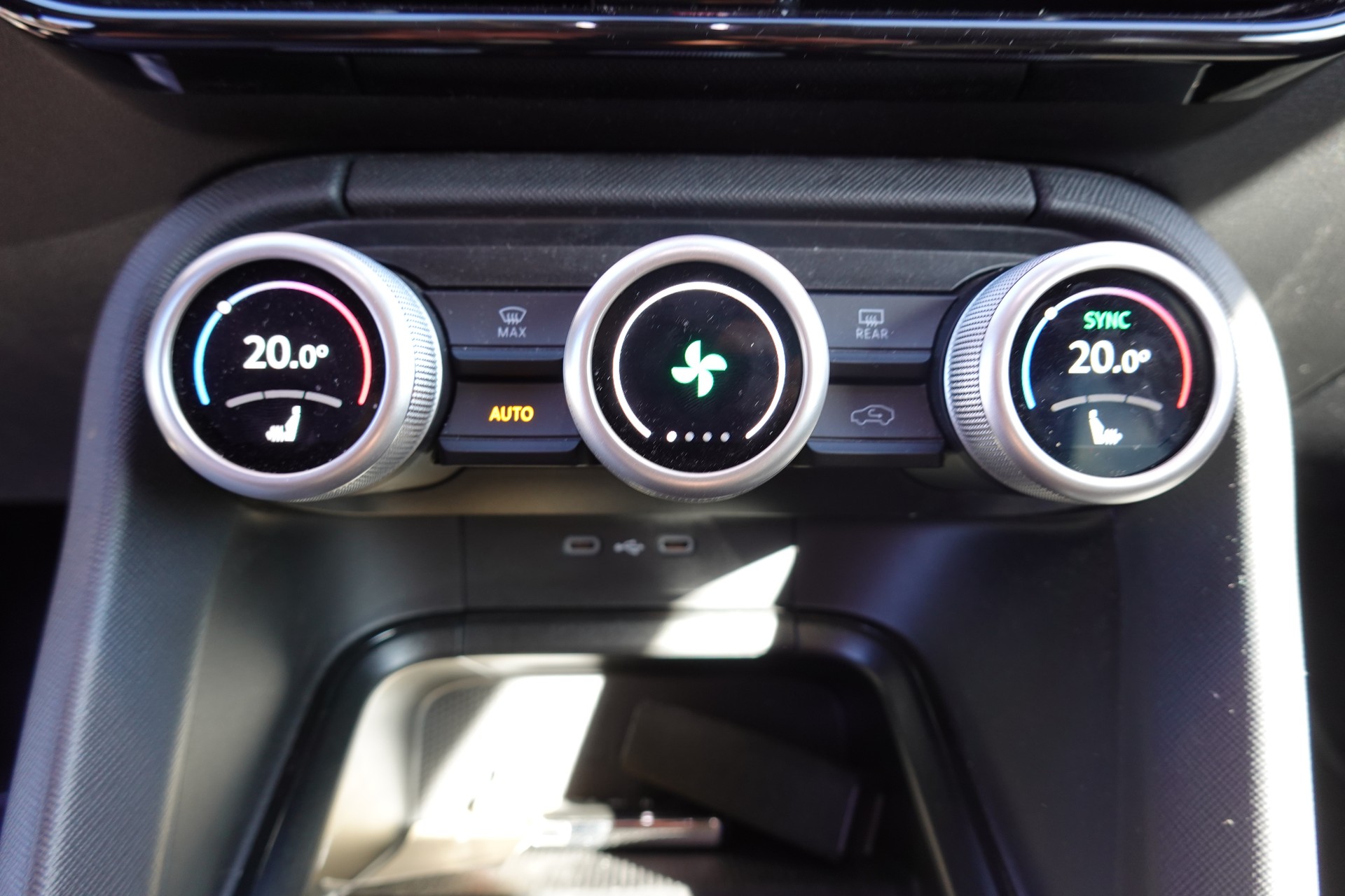 SKODA Kodiaq 1.5 TSI mHEV "* 7 Places * Crochet remorque * Caméra * Tempomat Adaptatif * Clim Auto * Hayon Electrique *"-image-16