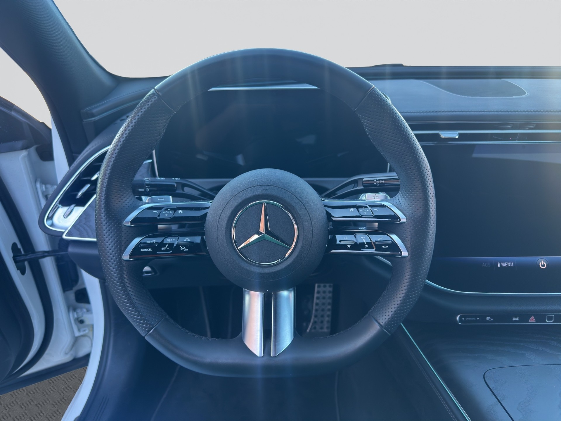 MERCEDES-BENZ E 200 AMG Line 9G-Tronic Night-image-10