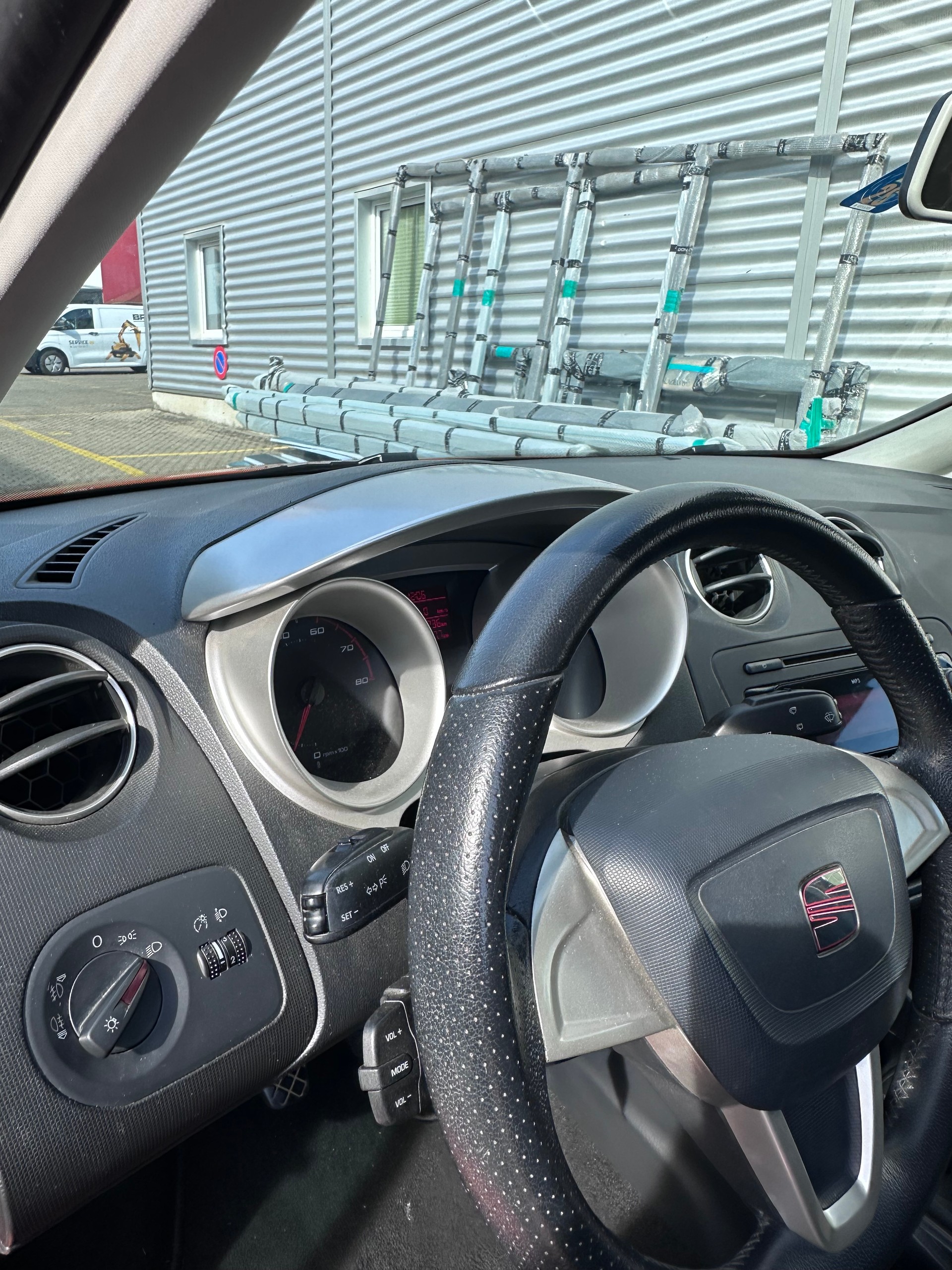 SEAT Ibiza SC 1.4 Sport-image-11