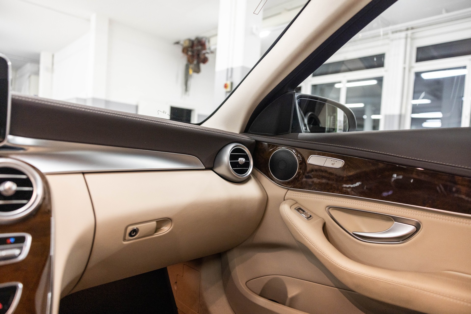 MERCEDES-BENZ C 180 Exclusive-image-24