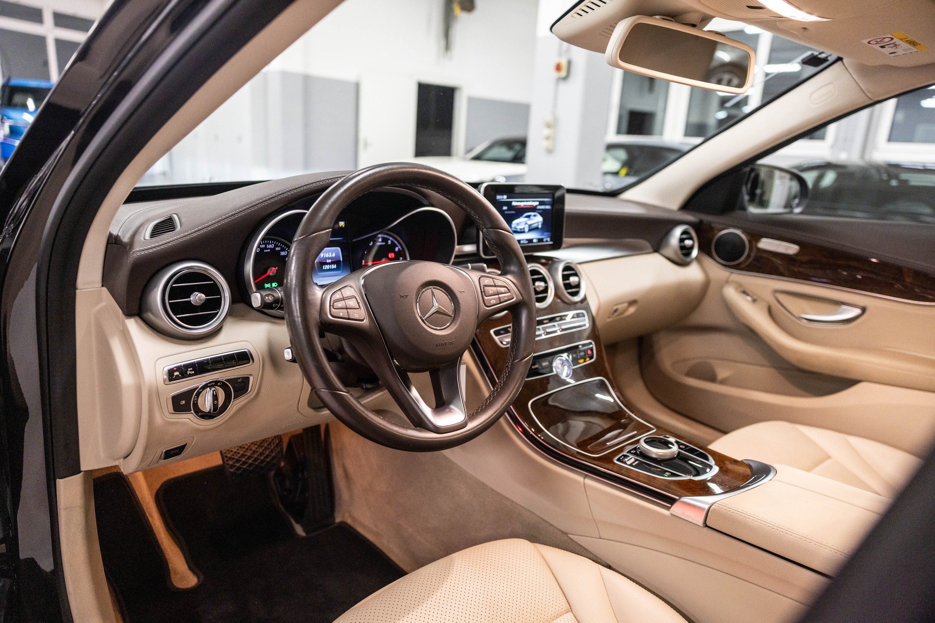 MERCEDES-BENZ C 180 Exclusive-image-15