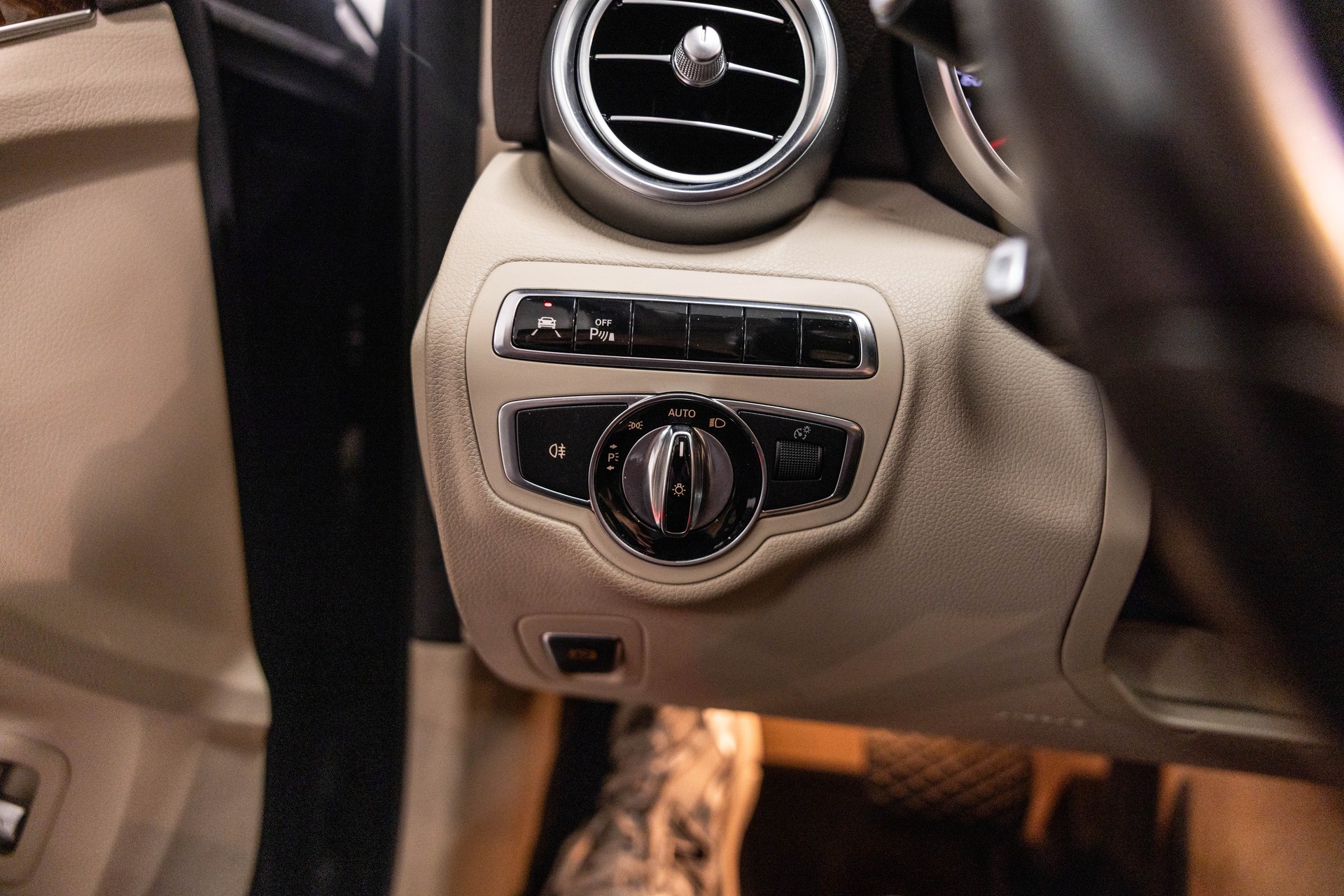 MERCEDES-BENZ C 180 Exclusive-image-30
