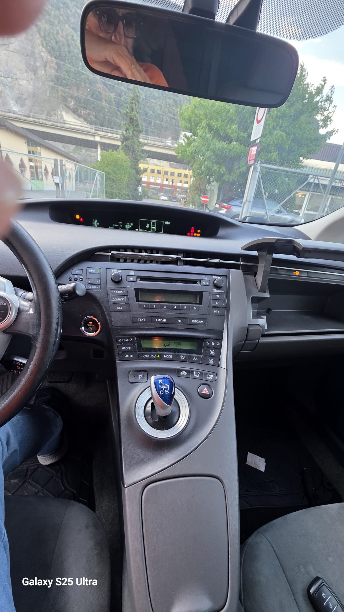 TOYOTA Prius 1.8 16V HSD Sol-image-9