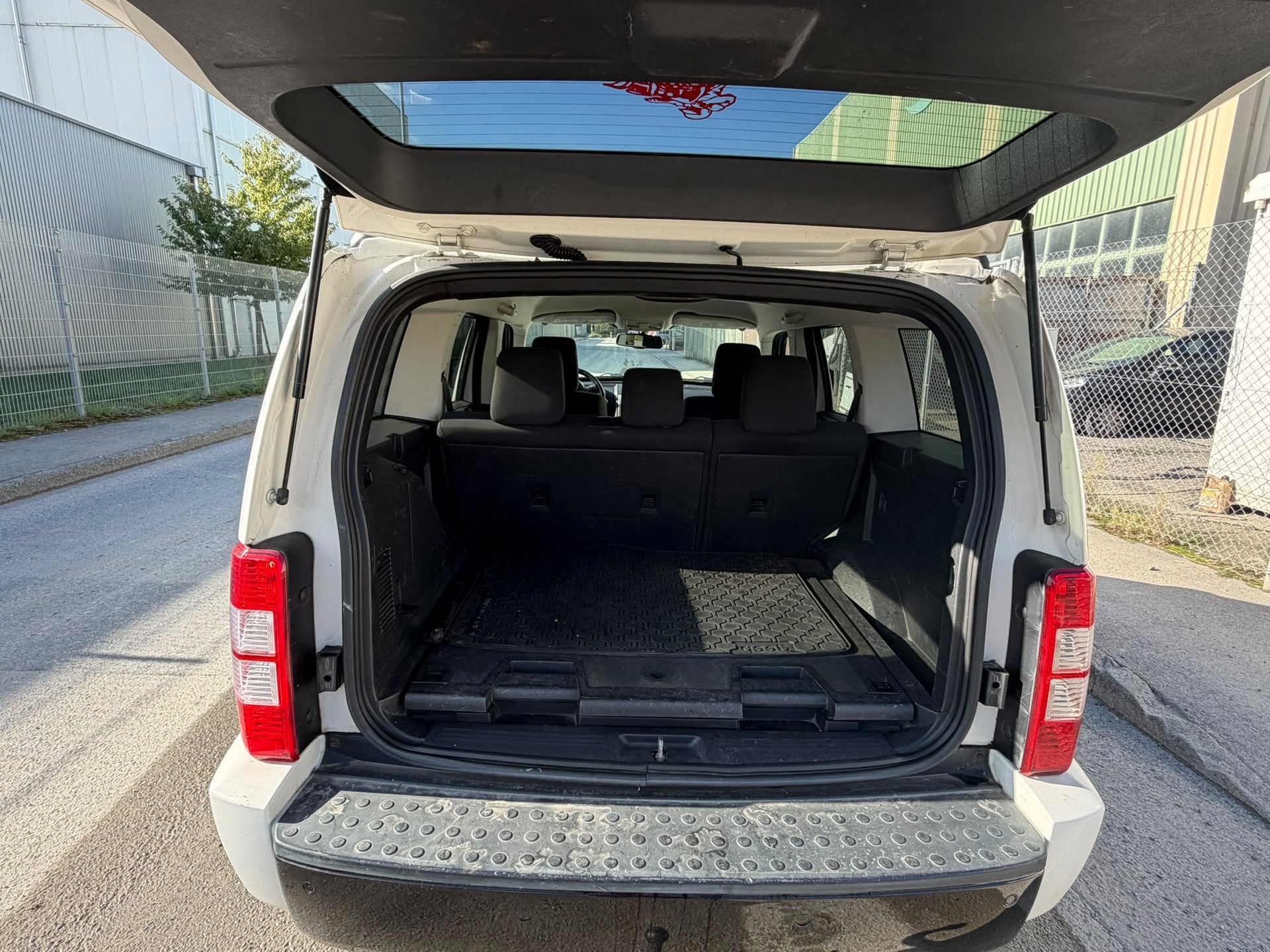DODGE Nitro 2.8 CRD SXT-image-8