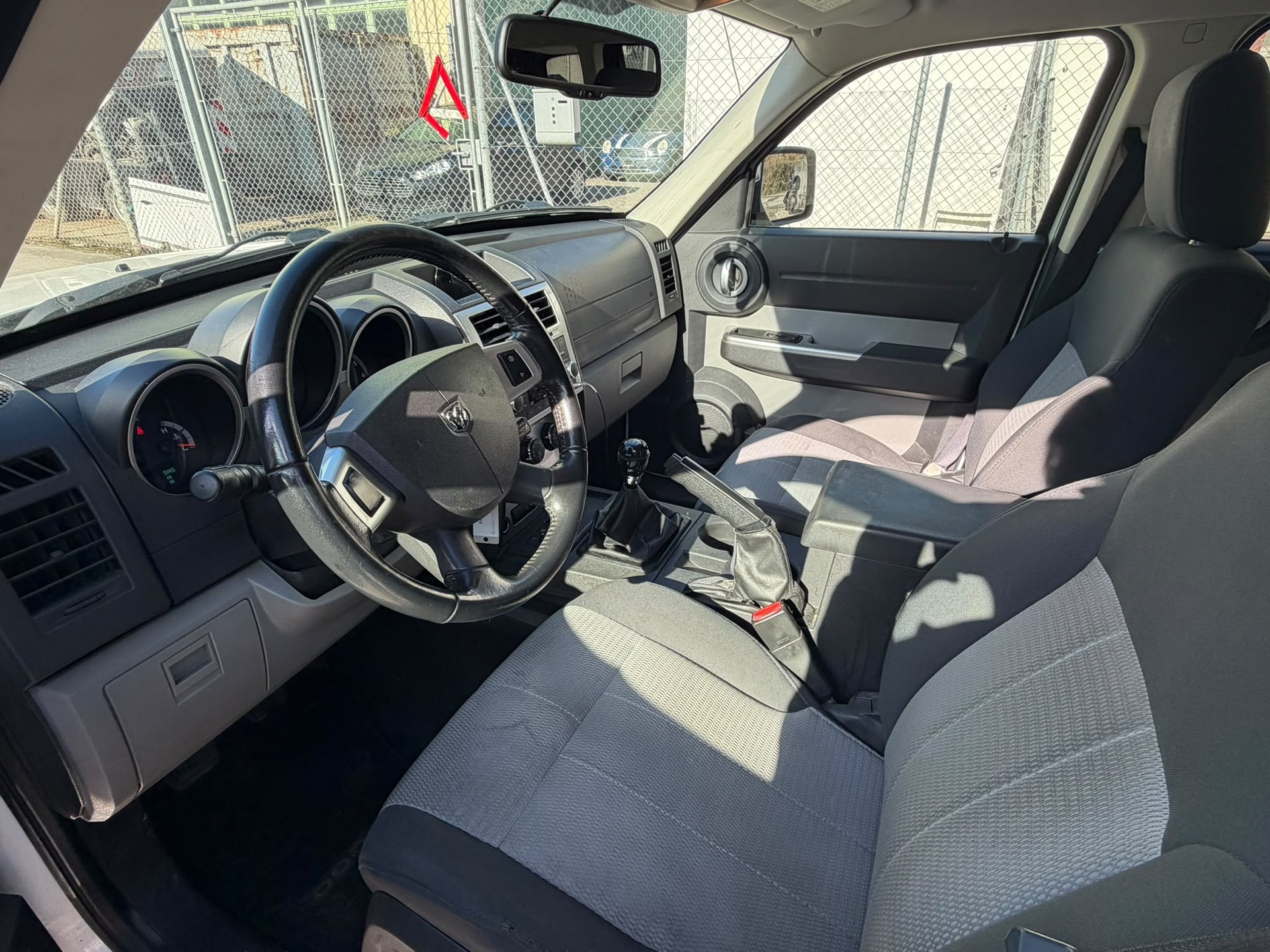 DODGE Nitro 2.8 CRD SXT-image-6
