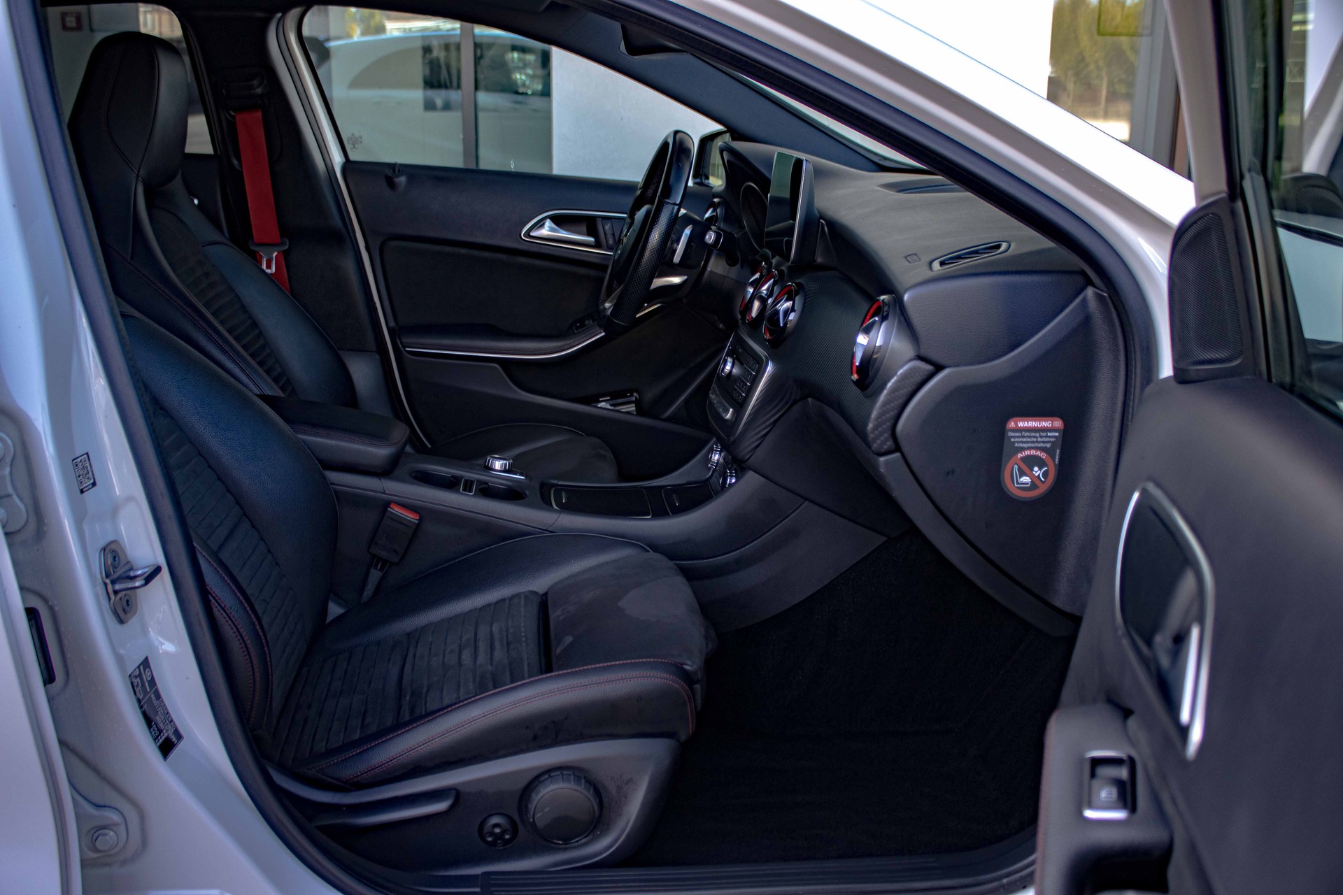 MERCEDES-BENZ A 250 Sport AMG Line 4Matic 7G-DCT-image-15