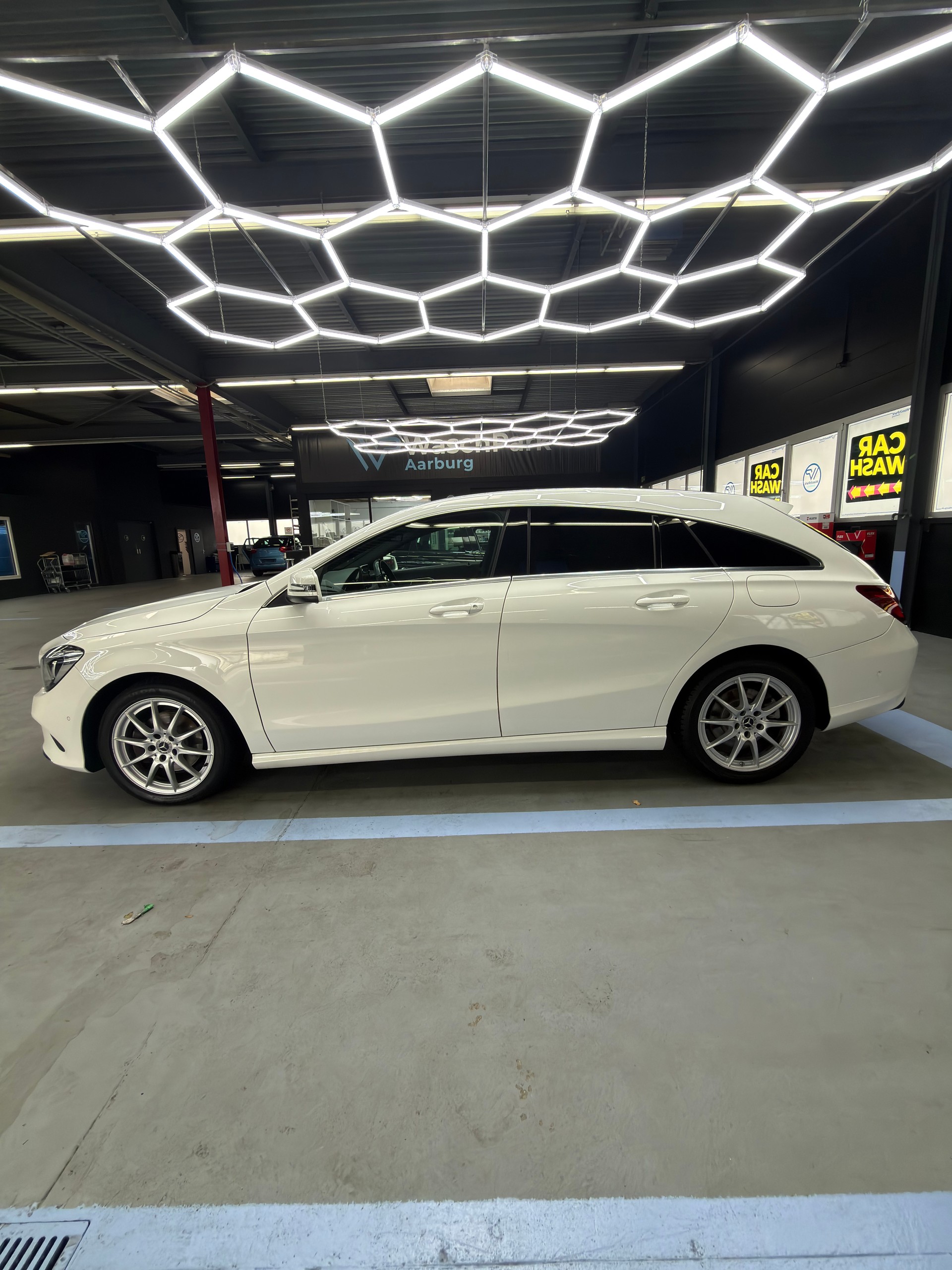 MERCEDES-BENZ CLA Shooting Brake 180-image-2