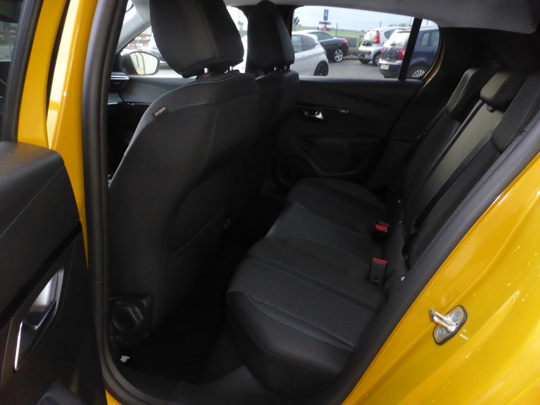 PEUGEOT 208 1.2 PureTech Allure EAT8-image-7