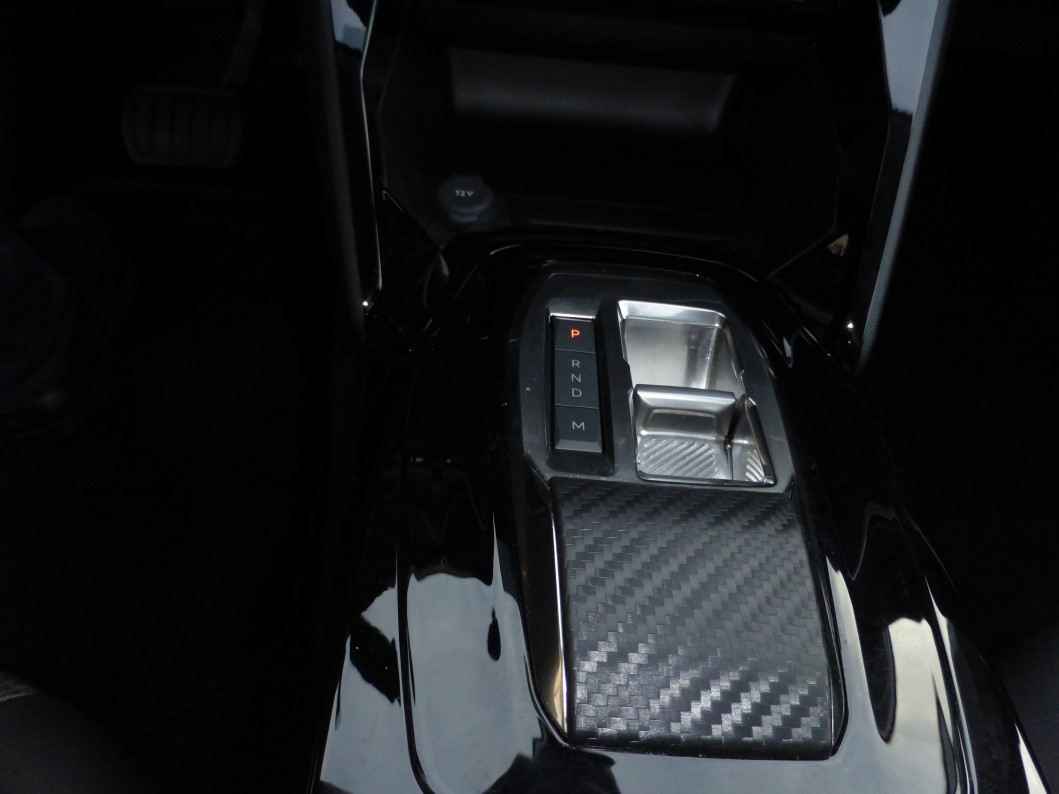 PEUGEOT 208 1.2 PureTech Allure EAT8-image-8