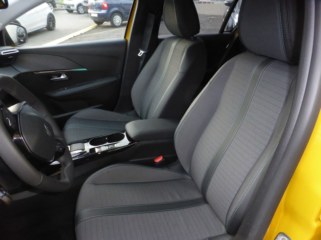 PEUGEOT 208 1.2 PureTech Allure EAT8-image-6