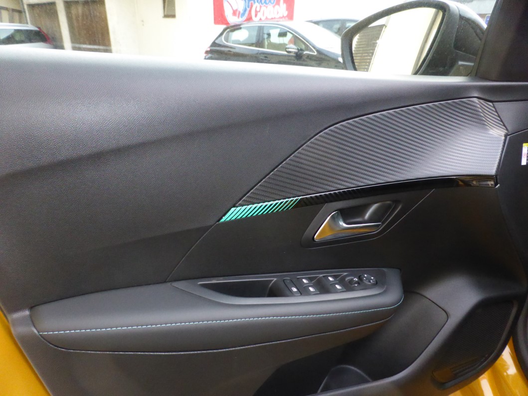 PEUGEOT 208 1.2 PureTech Allure EAT8-image-5